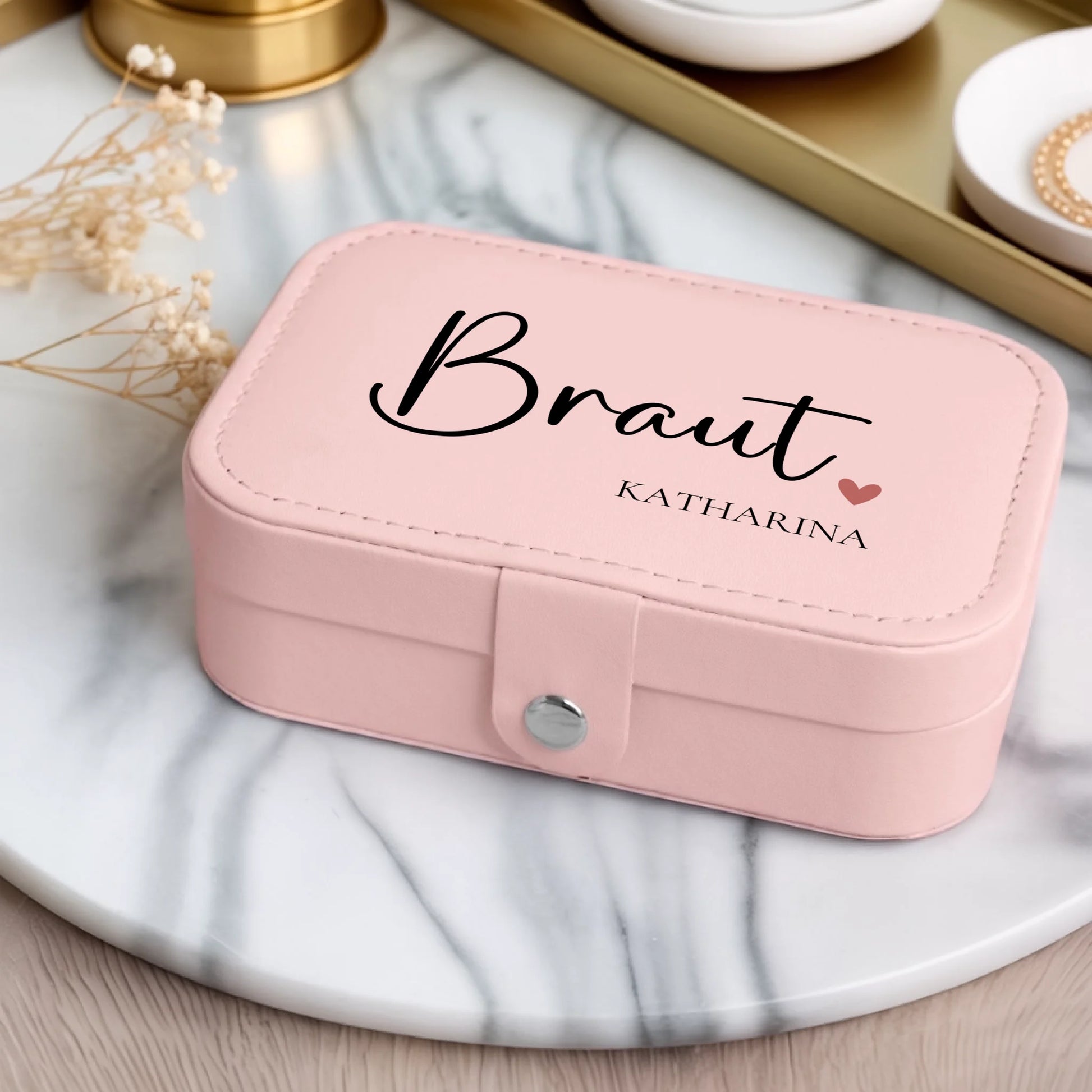 0008_1_a-luxurious-indoor-setup-features-a-jewe_iThSVTpiTNurp3Tg47fYEA_wsLFoR3jTTOdmMnwONJL9Q