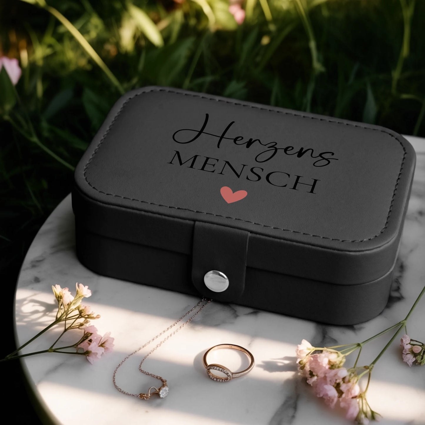 0025_1_a-jewelry-box-is-placed-on-a-white-marbl_BlkoKavvTY24k8sr508dhw_w2bZvE45QxOYx9cZS_CrMQ