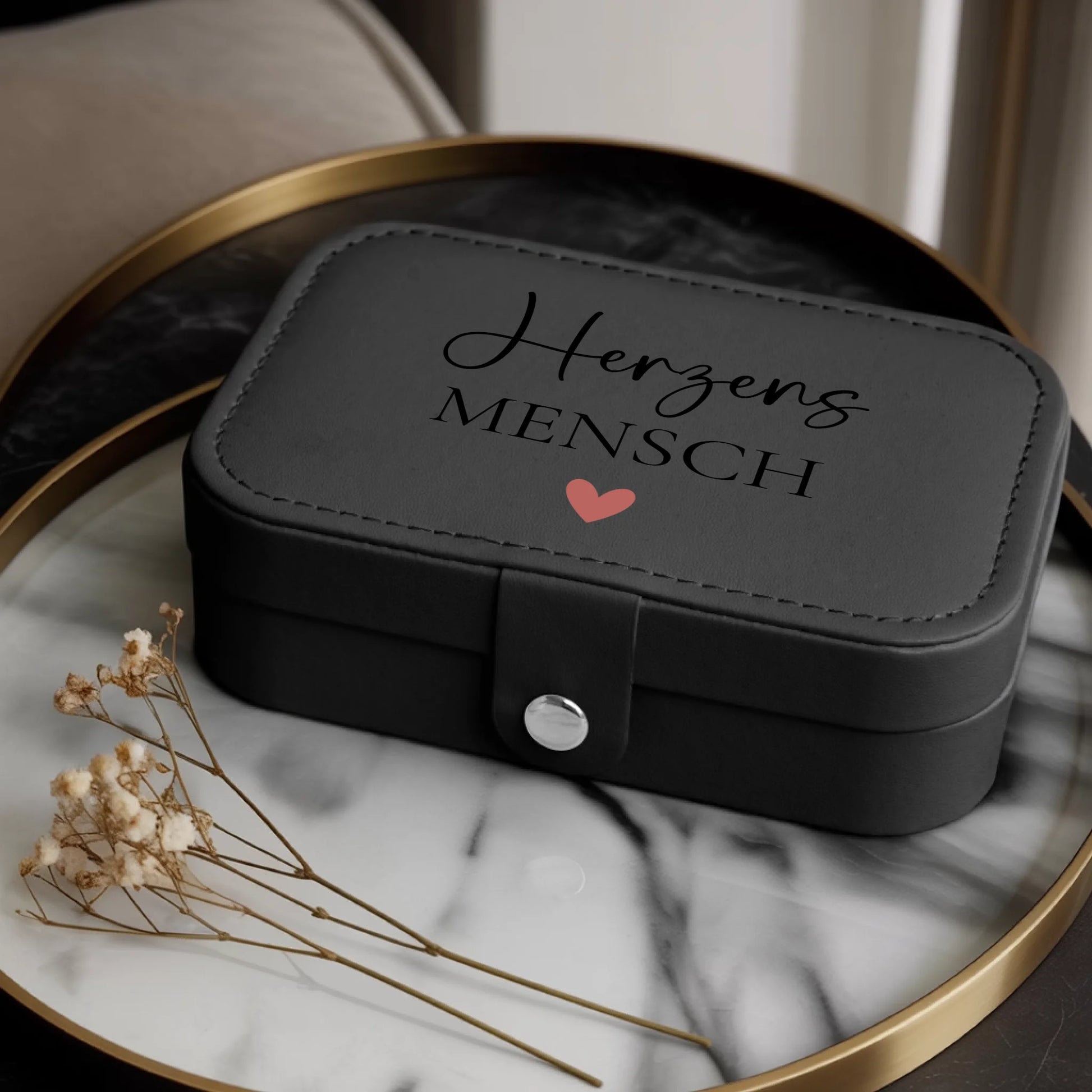 0024_1_a-luxurious-indoor-setup-for-a-jewelry-b_dSXTMwNTTnWI3g3almMLew_ZwZmykbaTKysEmc53pnDgw