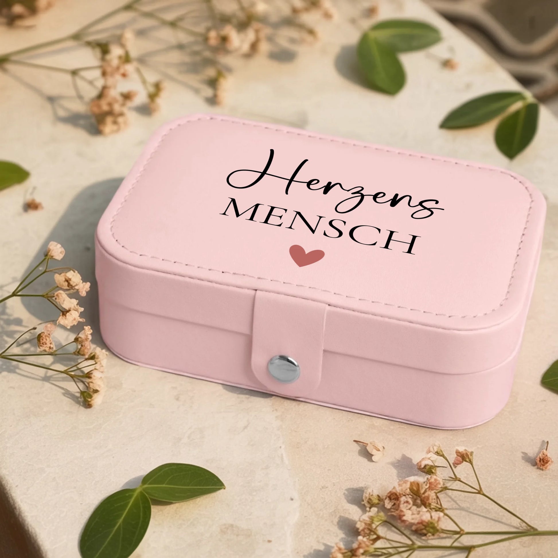 0001_1_a-jewelry-box-rests-on-a-neutral-stone-s_eXdv28EGQ4a4T730_mOXgA_EAF00DjQSb6ezGyMQnx5aA