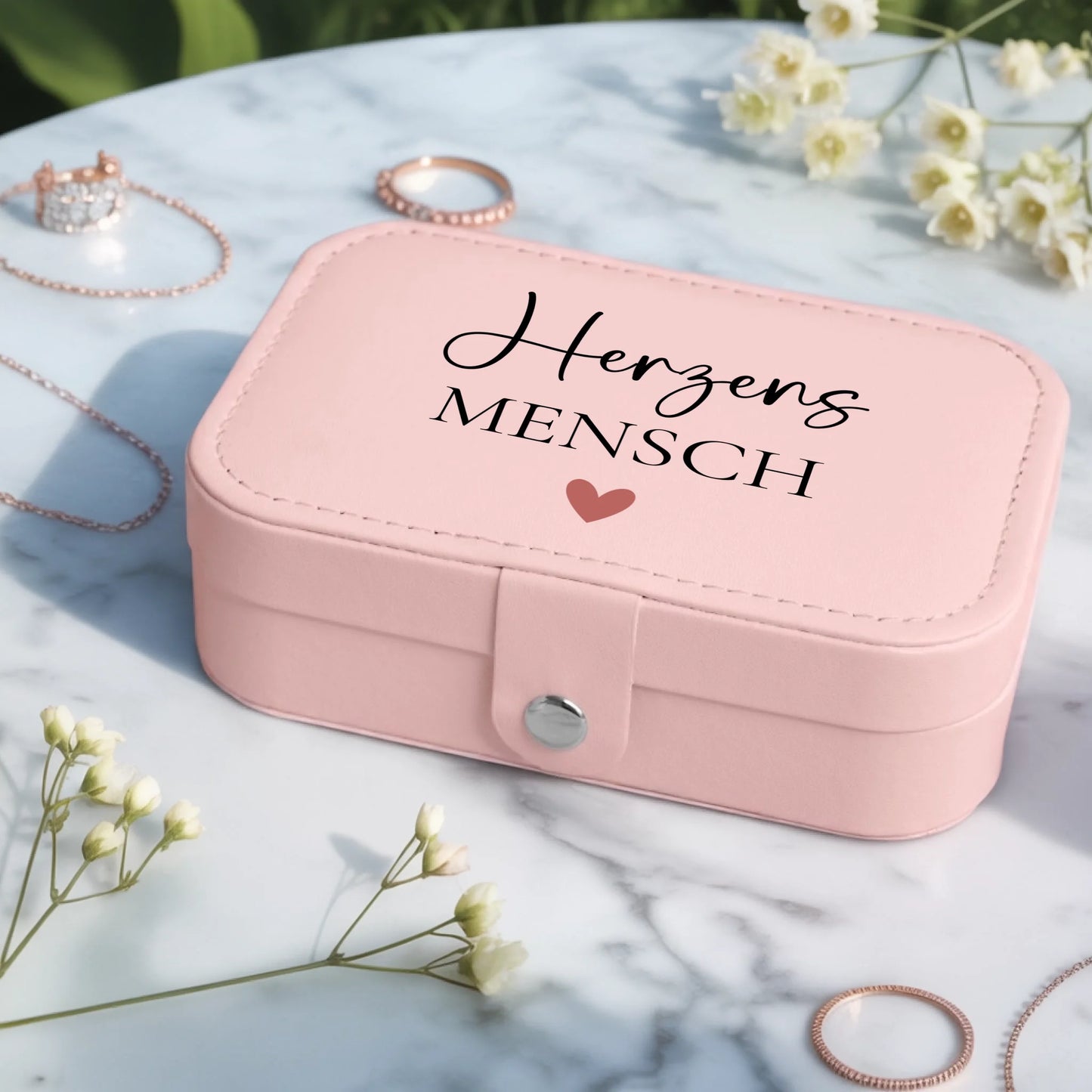 0004_2_a-jewelry-box-placed-on-a-white-marble-t_cfF8IK1ZQCOxoYEypMyOOw_USlxv3QBRxqn6T2yRiv7lQ