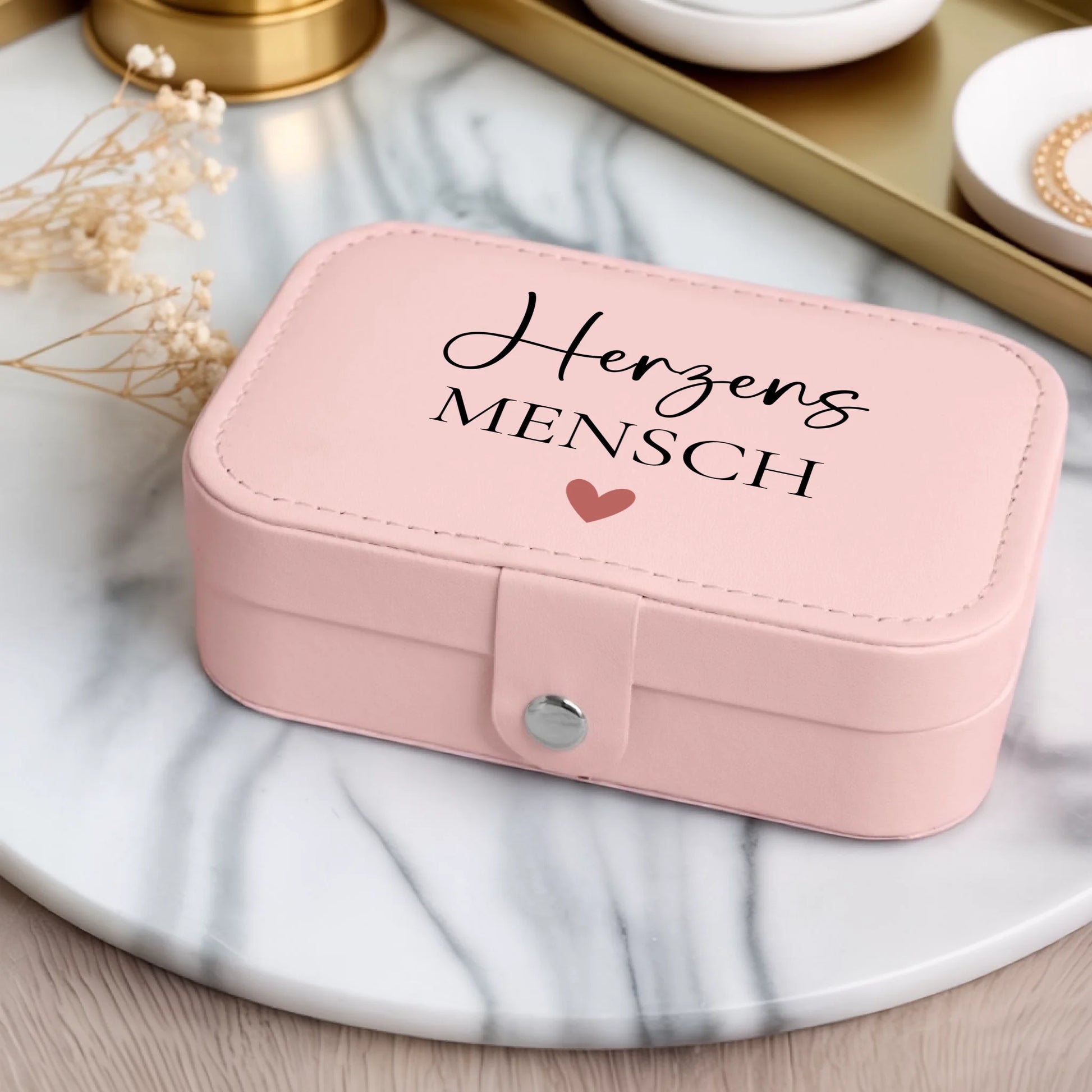 0008_1_a-luxurious-indoor-setup-features-a-jewe_iThSVTpiTNurp3Tg47fYEA_wsLFoR3jTTOdmMnwONJL9Q