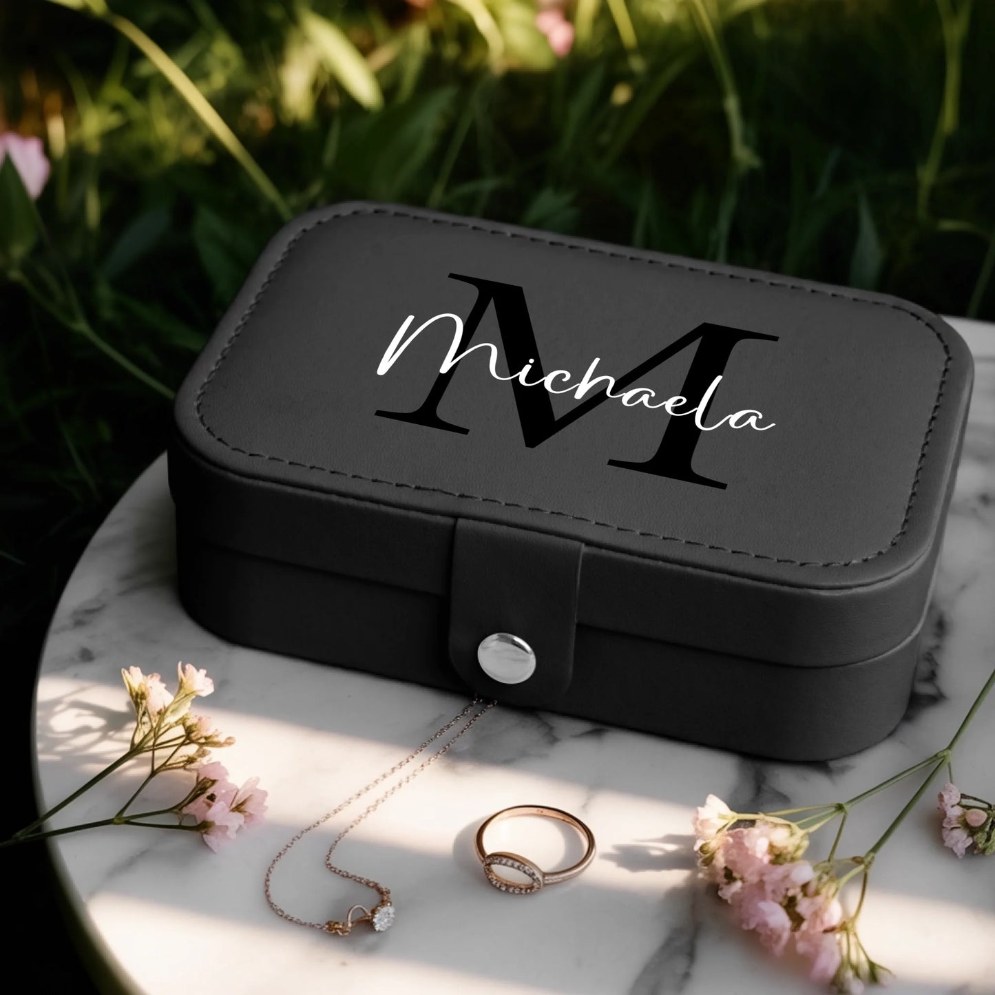 0025_1_a-jewelry-box-is-placed-on-a-white-marbl_BlkoKavvTY24k8sr508dhw_w2bZvE45QxOYx9cZS_CrMQ