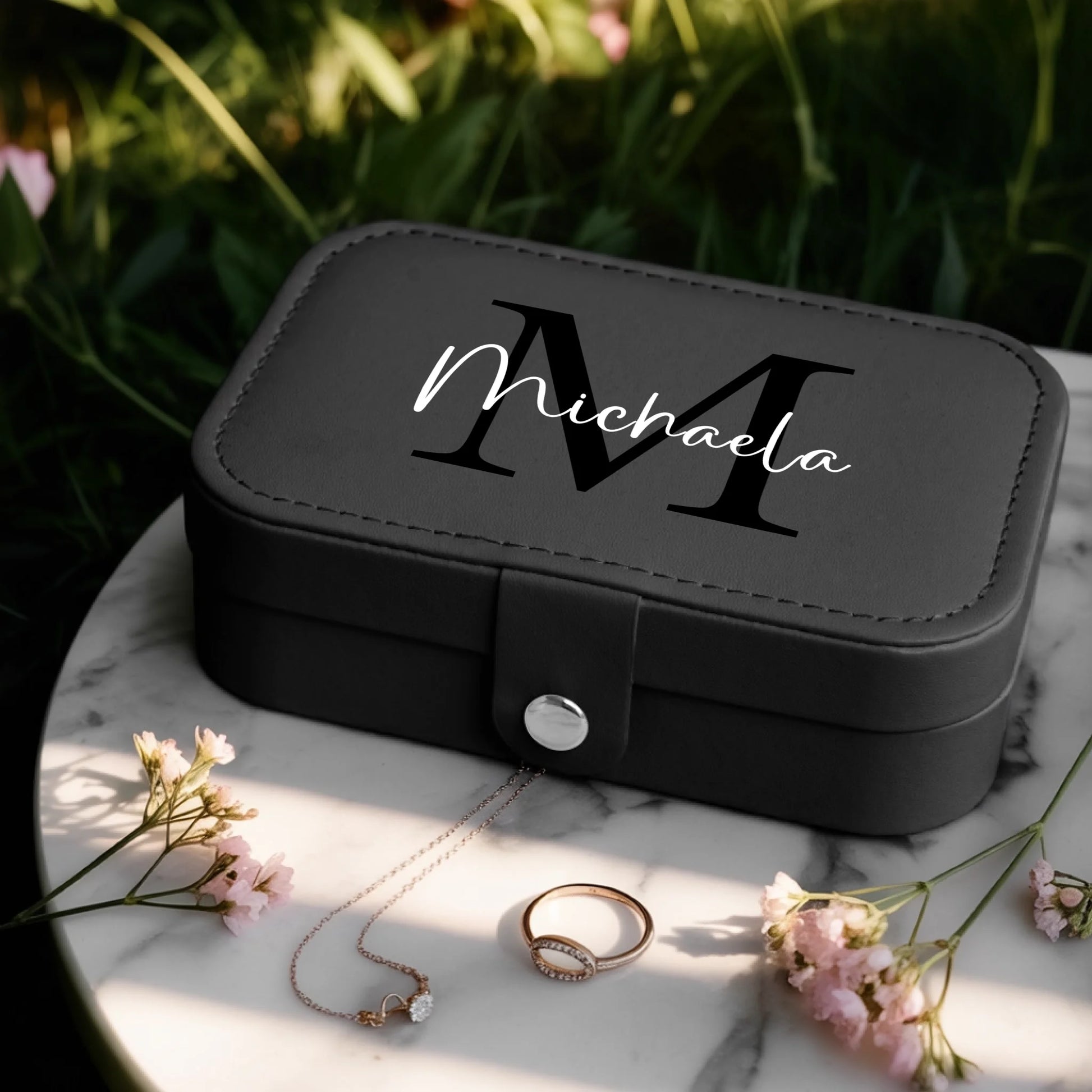 0025_1_a-jewelry-box-is-placed-on-a-white-marbl_BlkoKavvTY24k8sr508dhw_w2bZvE45QxOYx9cZS_CrMQ