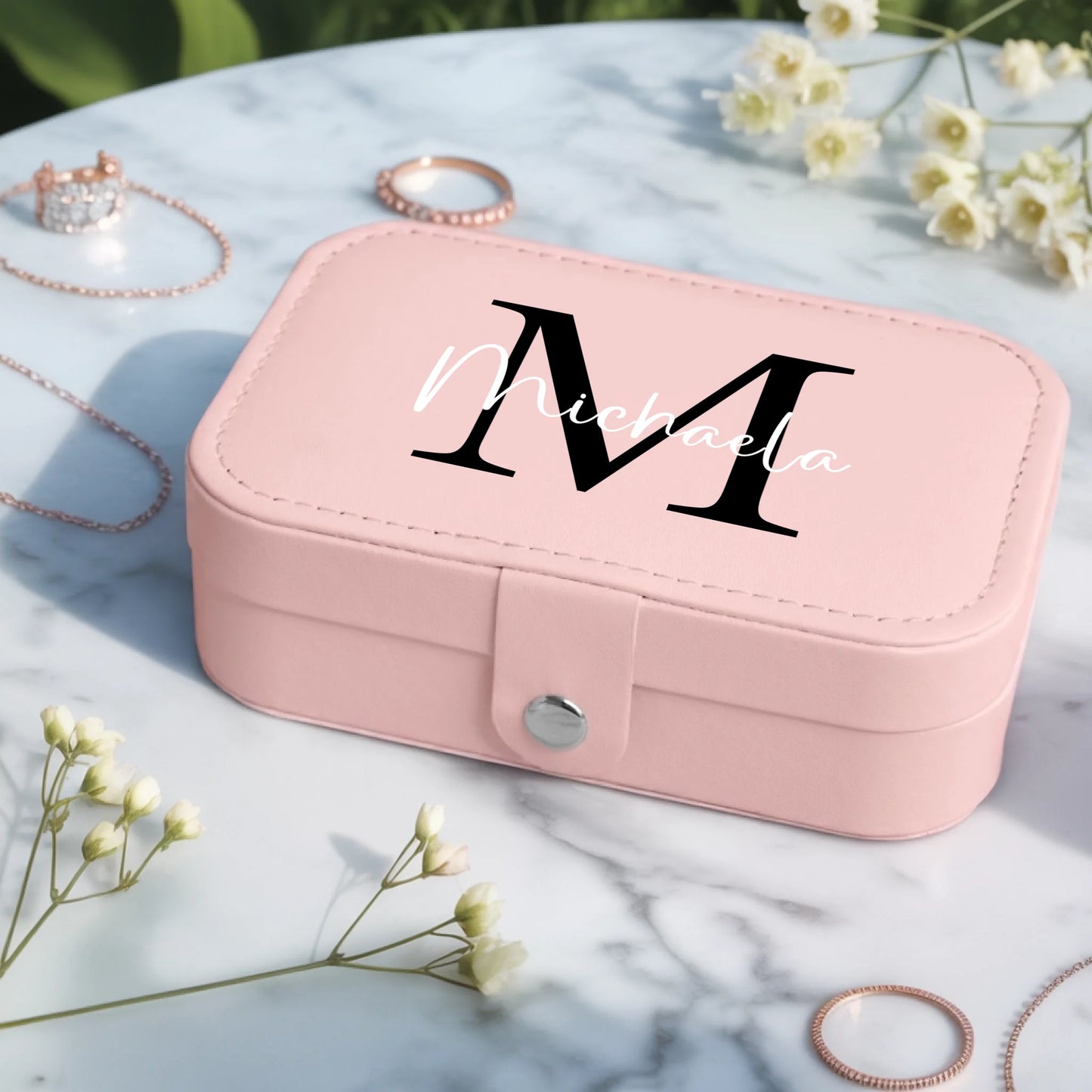 0004_2_a-jewelry-box-placed-on-a-white-marble-t_cfF8IK1ZQCOxoYEypMyOOw_USlxv3QBRxqn6T2yRiv7lQ