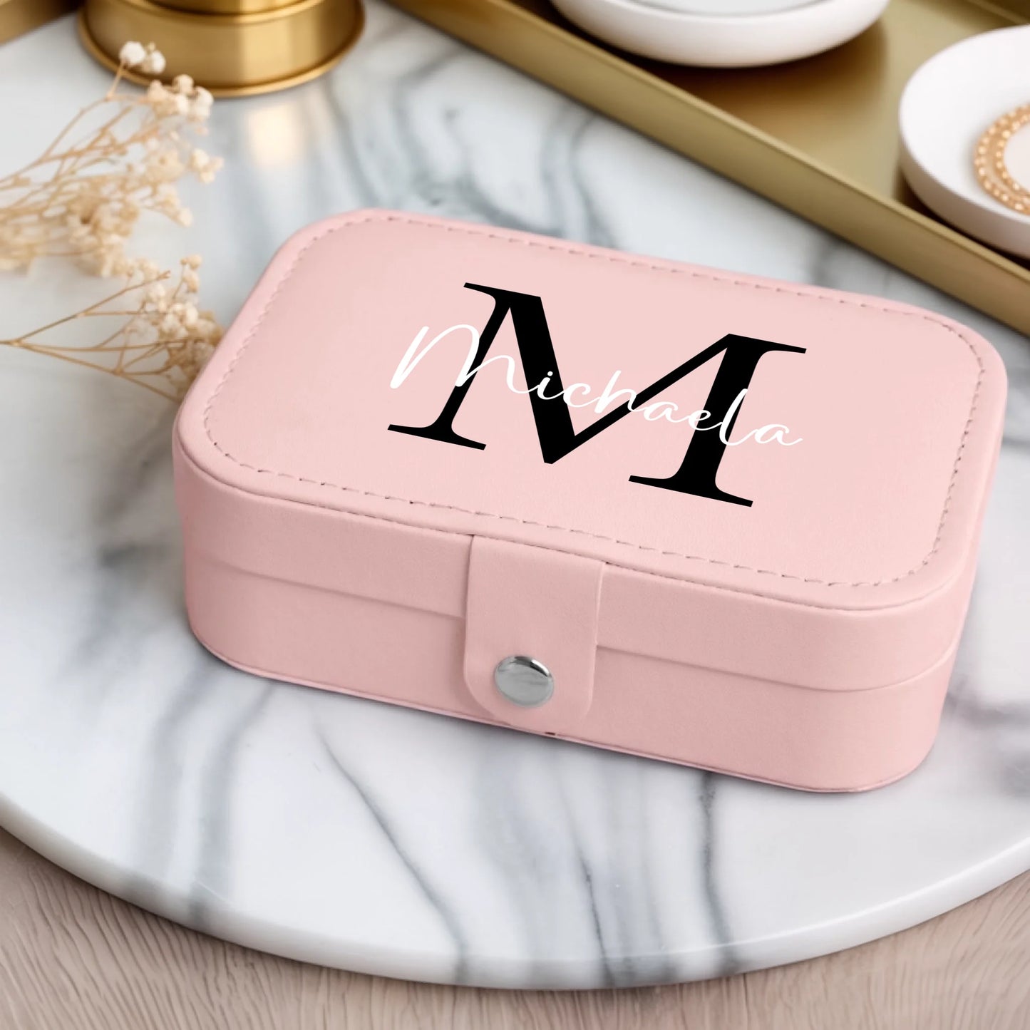 0008_1_a-luxurious-indoor-setup-features-a-jewe_iThSVTpiTNurp3Tg47fYEA_wsLFoR3jTTOdmMnwONJL9Q