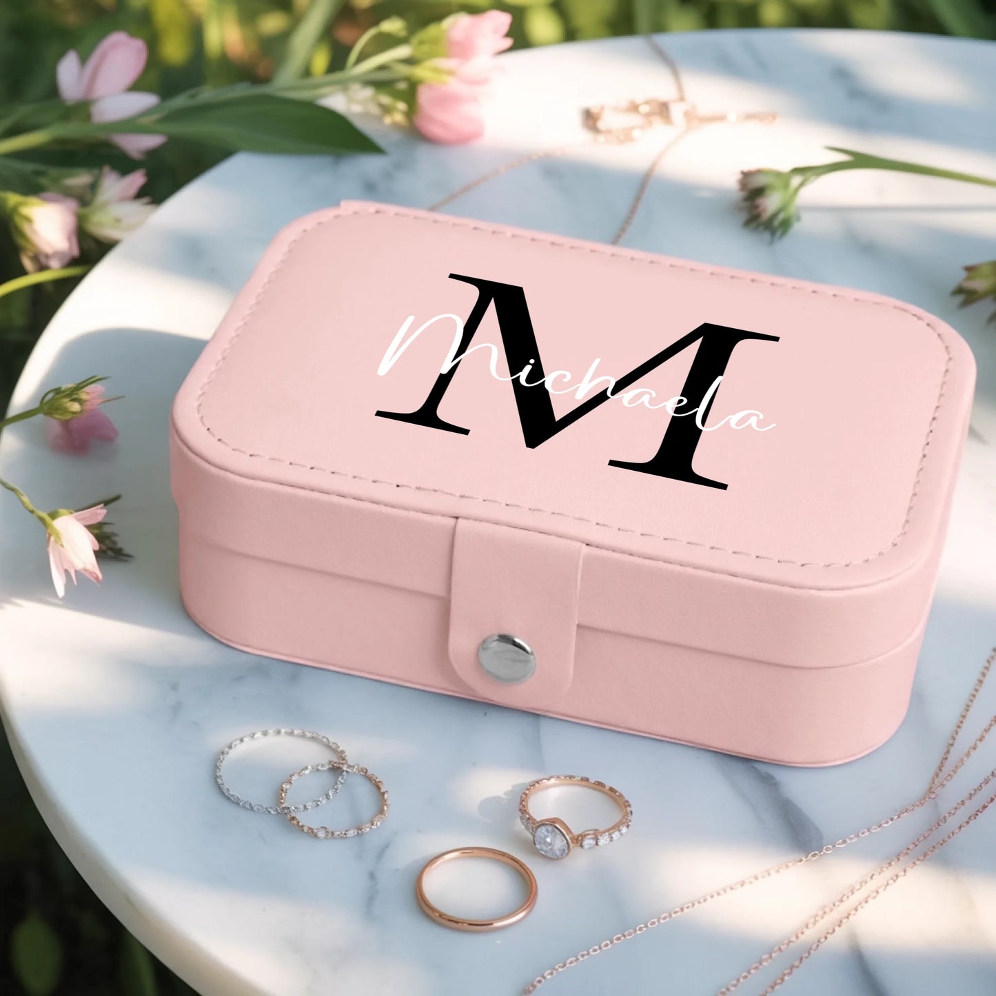 0004_3_a-jewelry-box-placed-on-a-white-marble-t_7BBO_6ExS9yPr9mAKNsUCw_USlxv3QBRxqn6T2yRiv7lQ