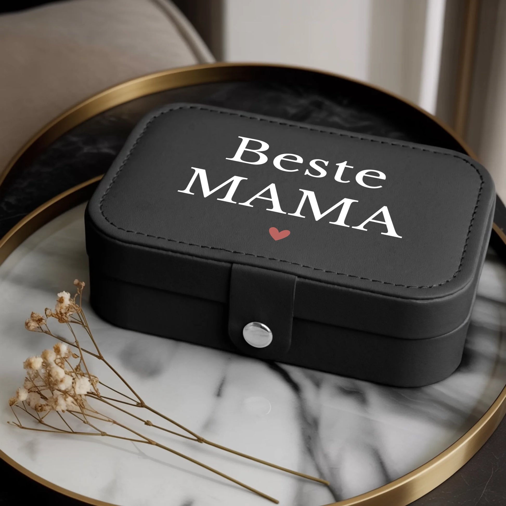 0024_1_a-luxurious-indoor-setup-for-a-jewelry-b_dSXTMwNTTnWI3g3almMLew_ZwZmykbaTKysEmc53pnDgw