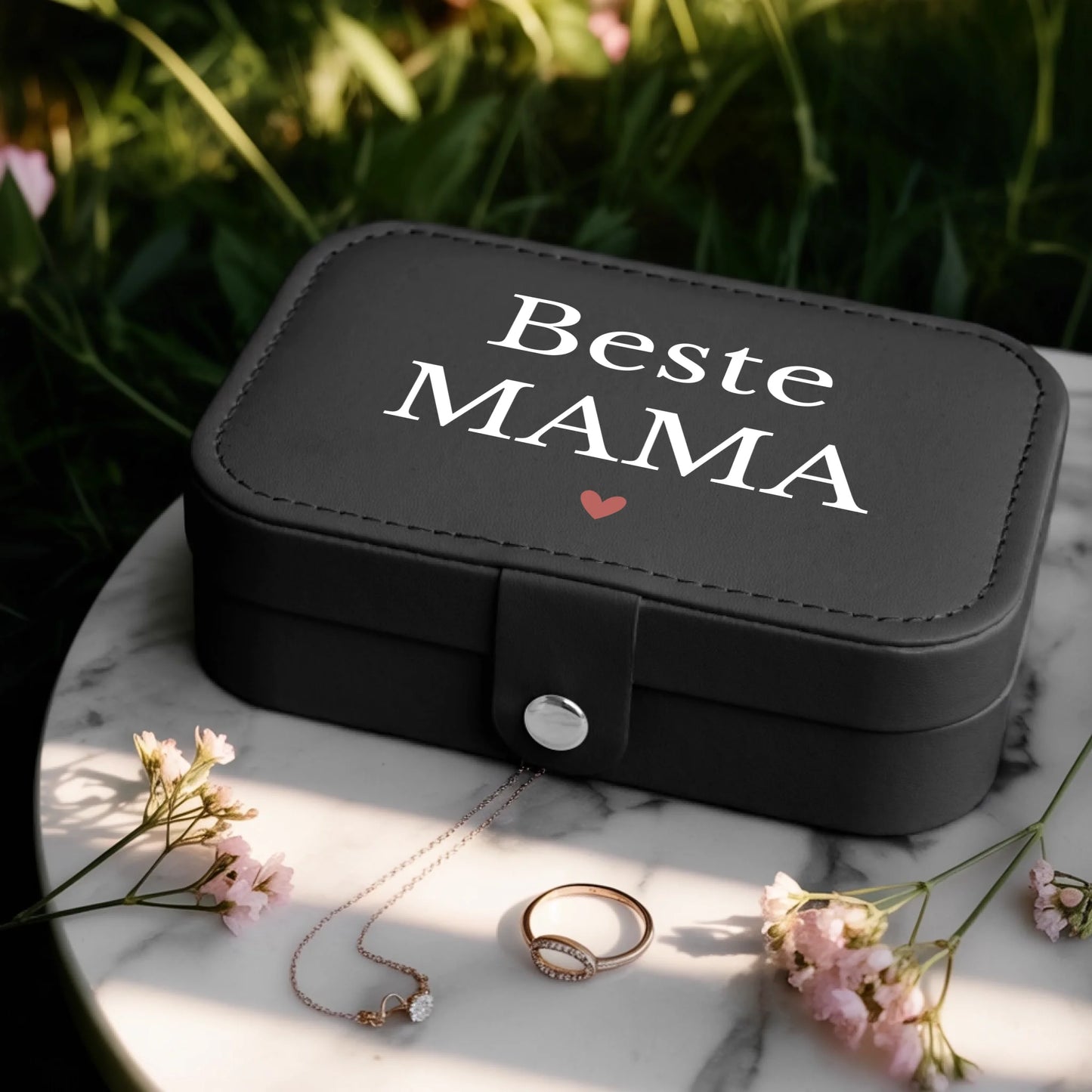 0025_1_a-jewelry-box-is-placed-on-a-white-marbl_BlkoKavvTY24k8sr508dhw_w2bZvE45QxOYx9cZS_CrMQ