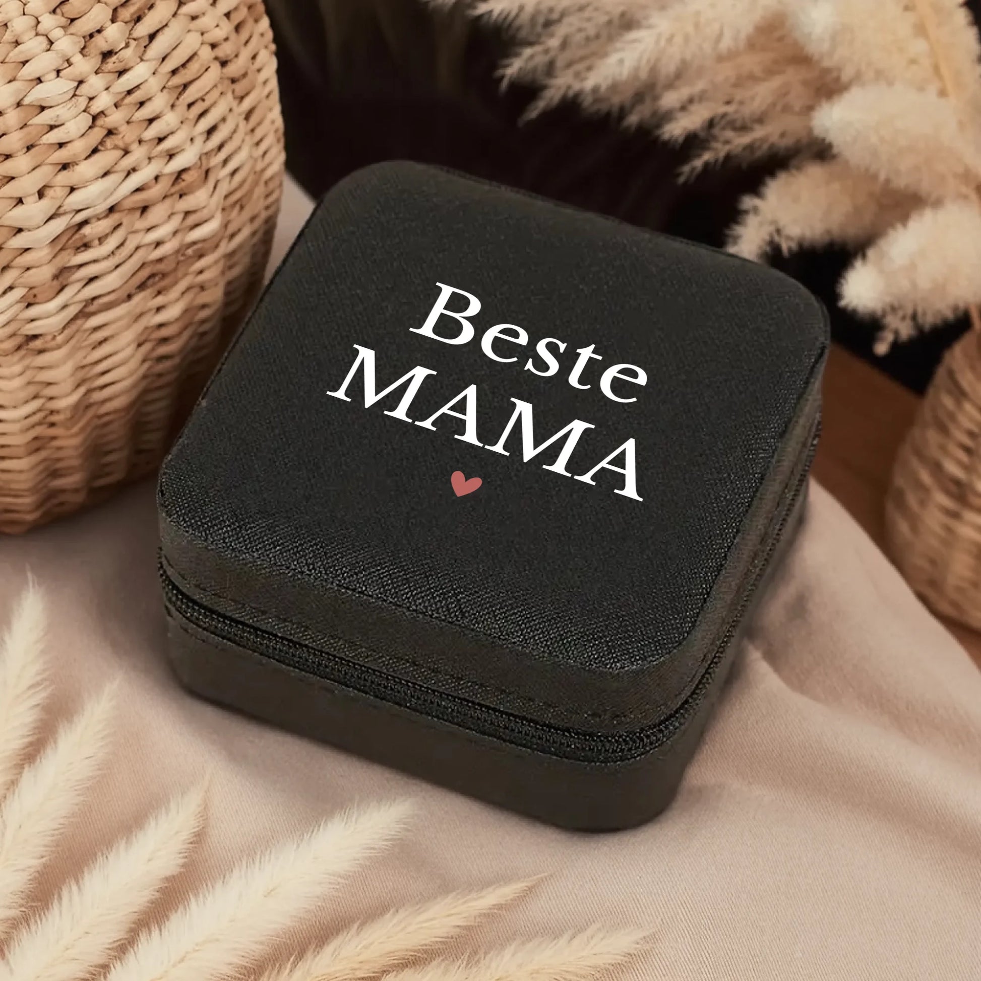 0005_1_a-cozy-boho-interior-is-envisioned-neutr_QiRR0RyTR3m70NZaKC6HRg_zs0ueuH7QG6G3V9TqQ4P3A