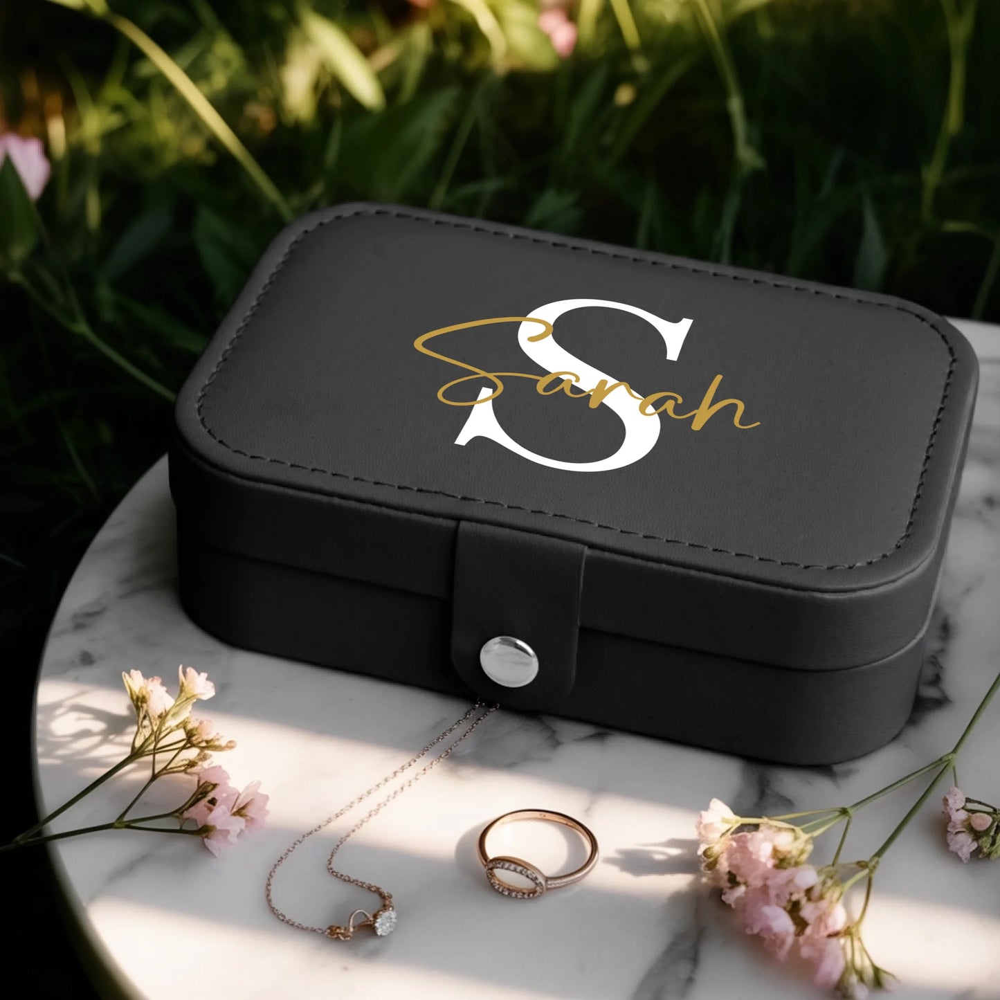 0025_1_a-jewelry-box-is-placed-on-a-white-marbl_BlkoKavvTY24k8sr508dhw_w2bZvE45QxOYx9cZS_CrMQ