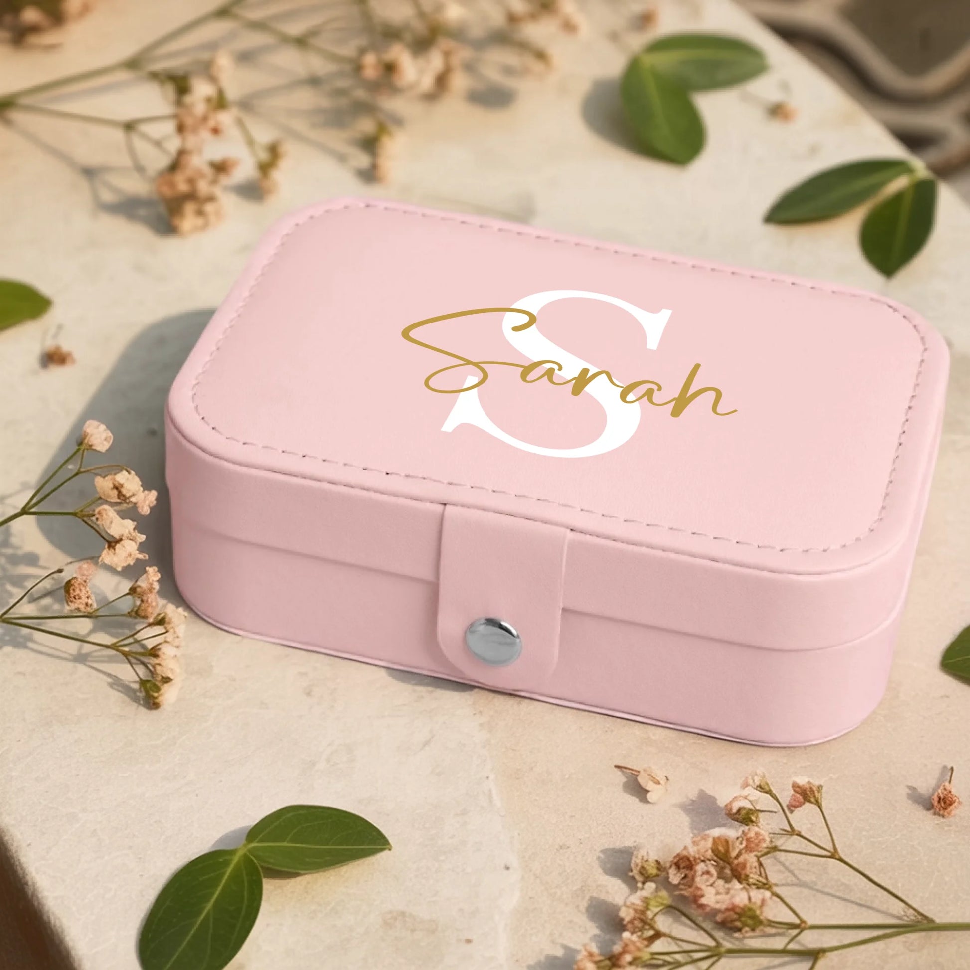 0001_1_a-jewelry-box-rests-on-a-neutral-stone-s_eXdv28EGQ4a4T730_mOXgA_EAF00DjQSb6ezGyMQnx5aA