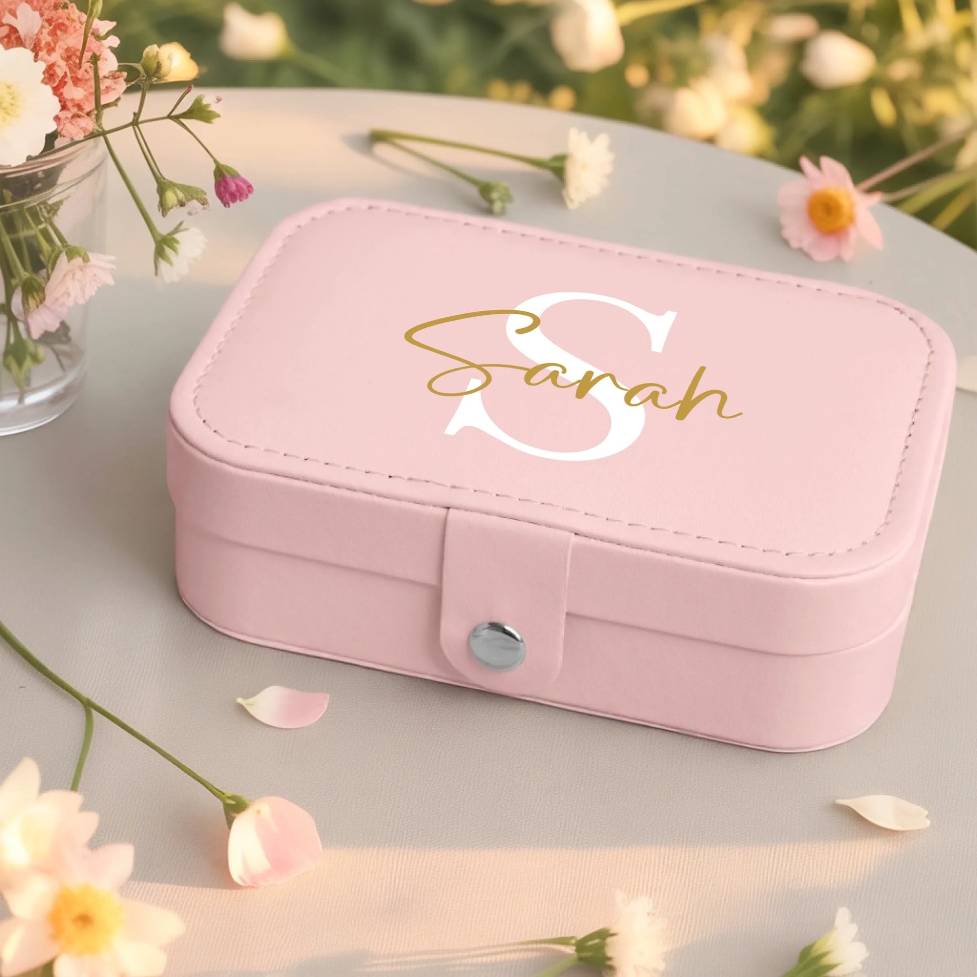 0003_2_a-jewelry-box-rests-on-a-pale-neutral-ta_Blz_SC6eRT6ilYDRk7_RJg_RMFfi6yRQ3uO-tsUwyp9yA