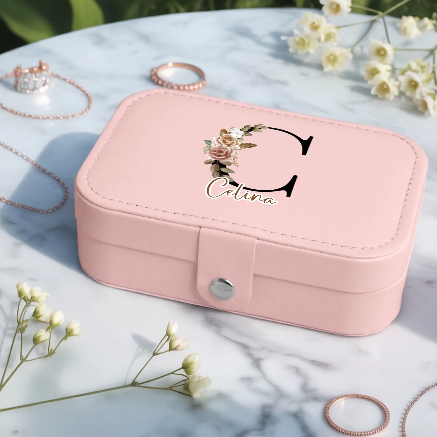 0004_2_a-jewelry-box-placed-on-a-white-marble-t_cfF8IK1ZQCOxoYEypMyOOw_USlxv3QBRxqn6T2yRiv7lQ