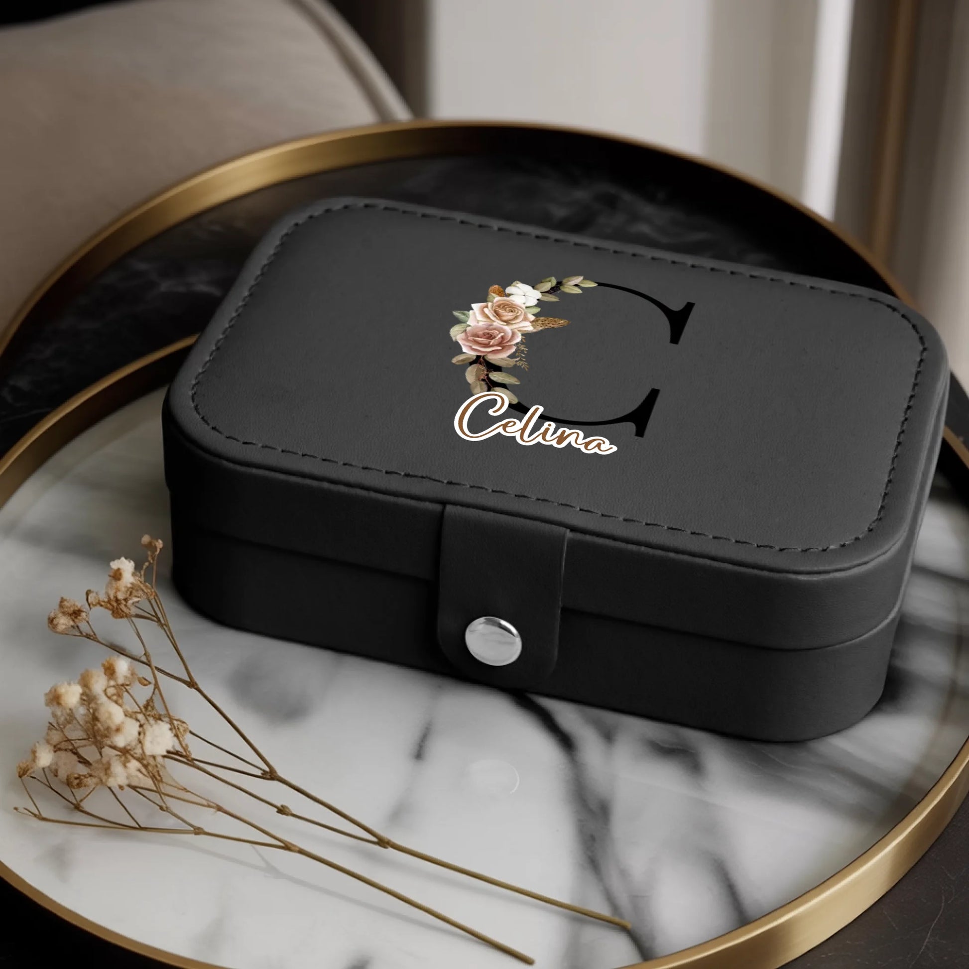 0024_1_a-luxurious-indoor-setup-for-a-jewelry-b_dSXTMwNTTnWI3g3almMLew_ZwZmykbaTKysEmc53pnDgw