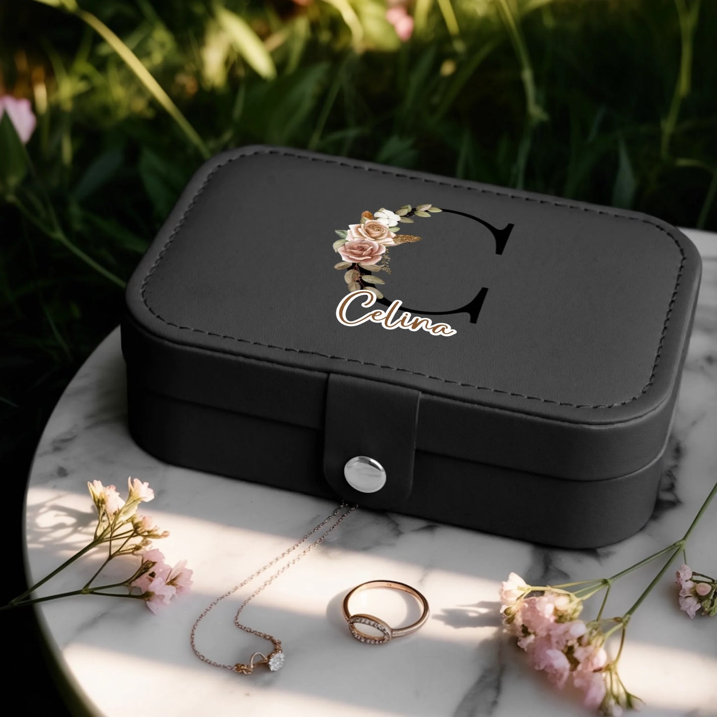 0025_1_a-jewelry-box-is-placed-on-a-white-marbl_BlkoKavvTY24k8sr508dhw_w2bZvE45QxOYx9cZS_CrMQ