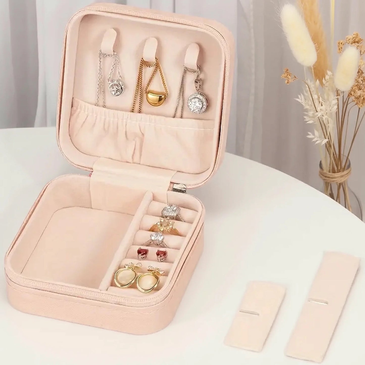 0011_1_the-jewelry-box-is-kept-exactly-as-it-is_XZryMURPRXyNZrj3Zp6j9A_ngsSgdDAQ6m-ndjnm3Ievg