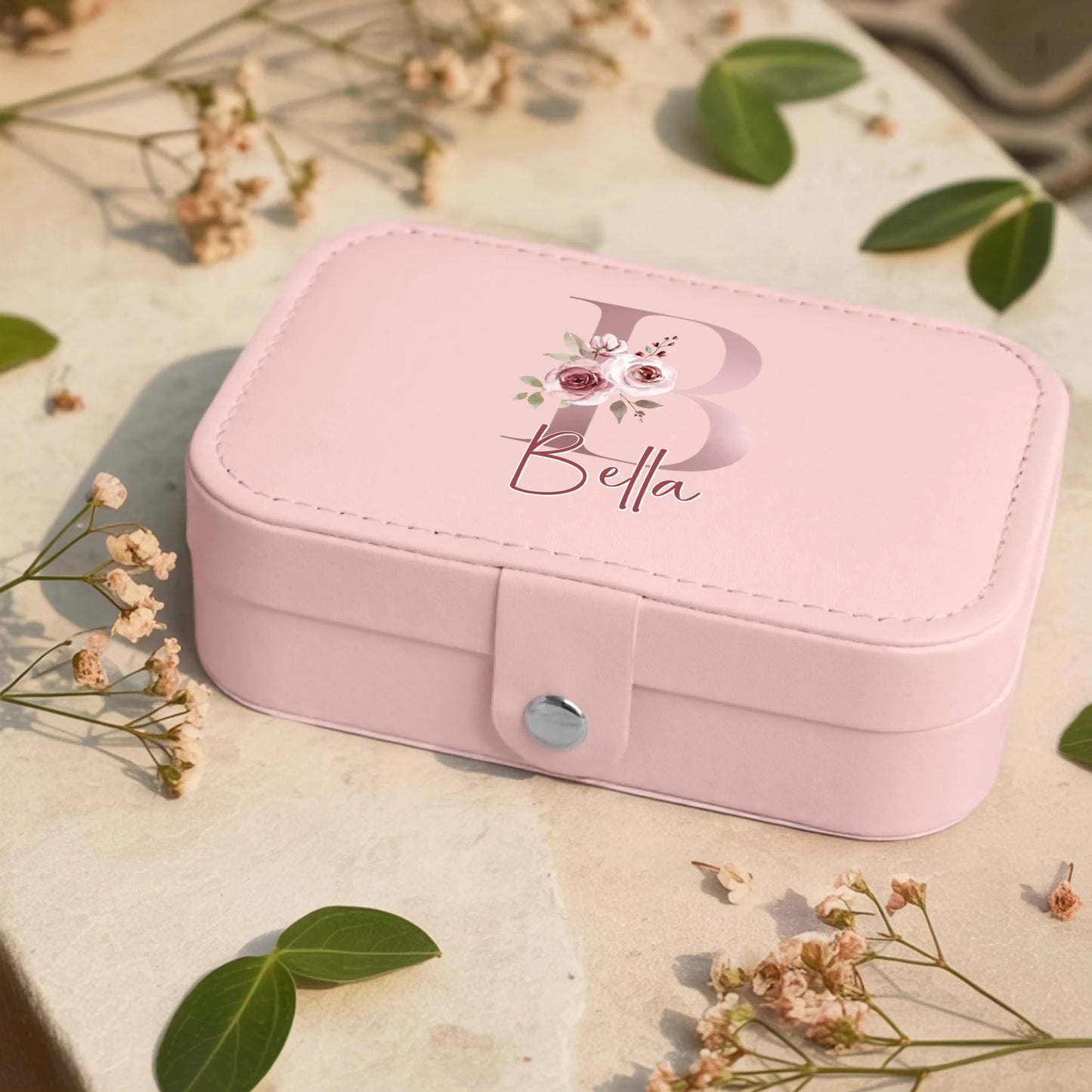 0001_1_a-jewelry-box-rests-on-a-neutral-stone-s_eXdv28EGQ4a4T730_mOXgA_EAF00DjQSb6ezGyMQnx5aA