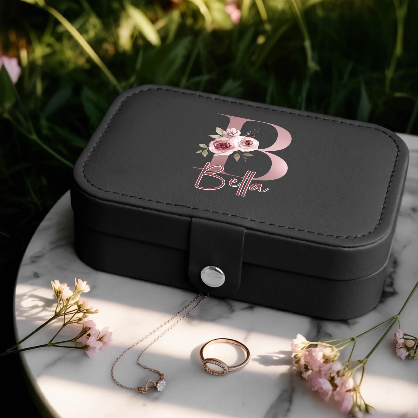 0025_1_a-jewelry-box-is-placed-on-a-white-marbl_BlkoKavvTY24k8sr508dhw_w2bZvE45QxOYx9cZS_CrMQ