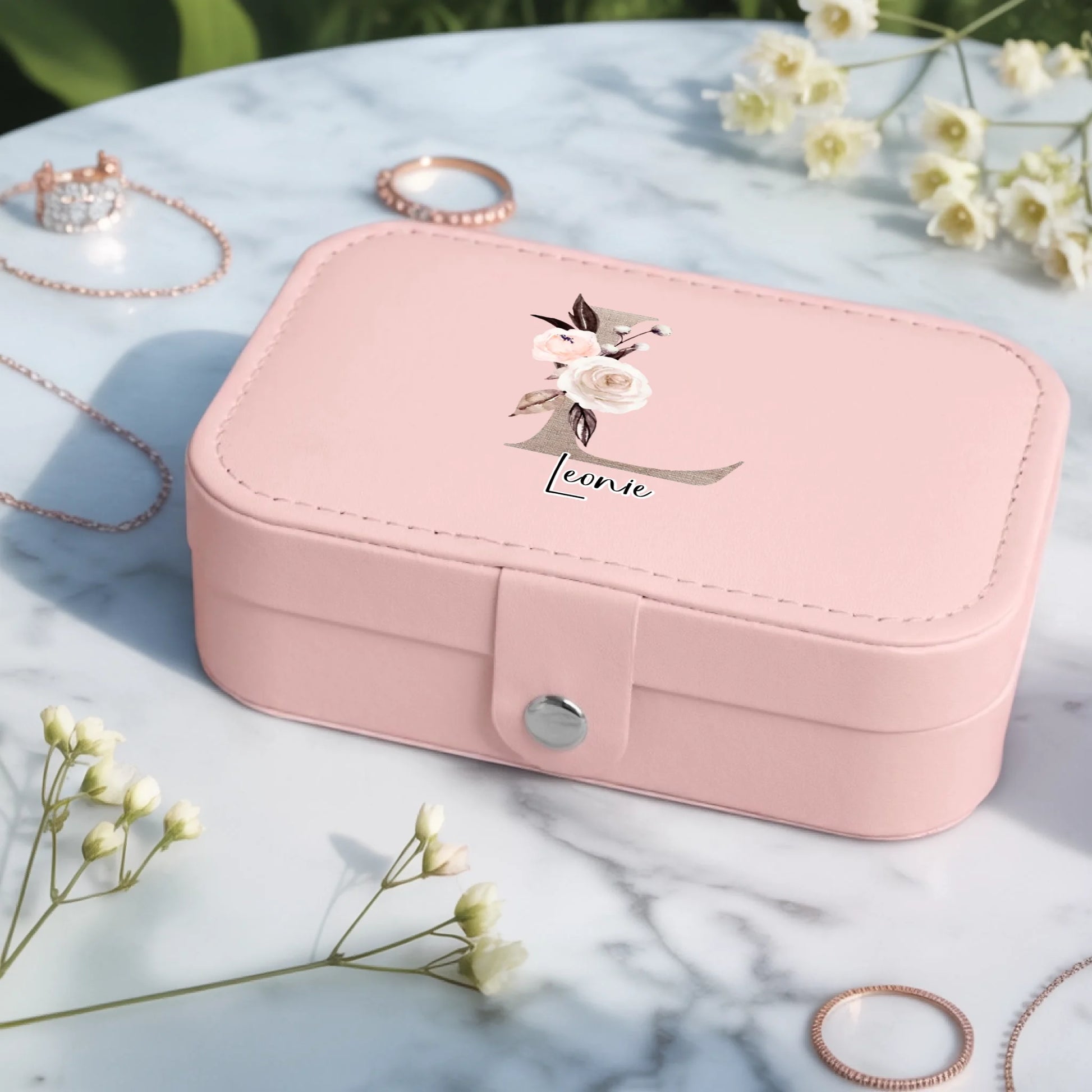 0004_2_a-jewelry-box-placed-on-a-white-marble-t_cfF8IK1ZQCOxoYEypMyOOw_USlxv3QBRxqn6T2yRiv7lQ