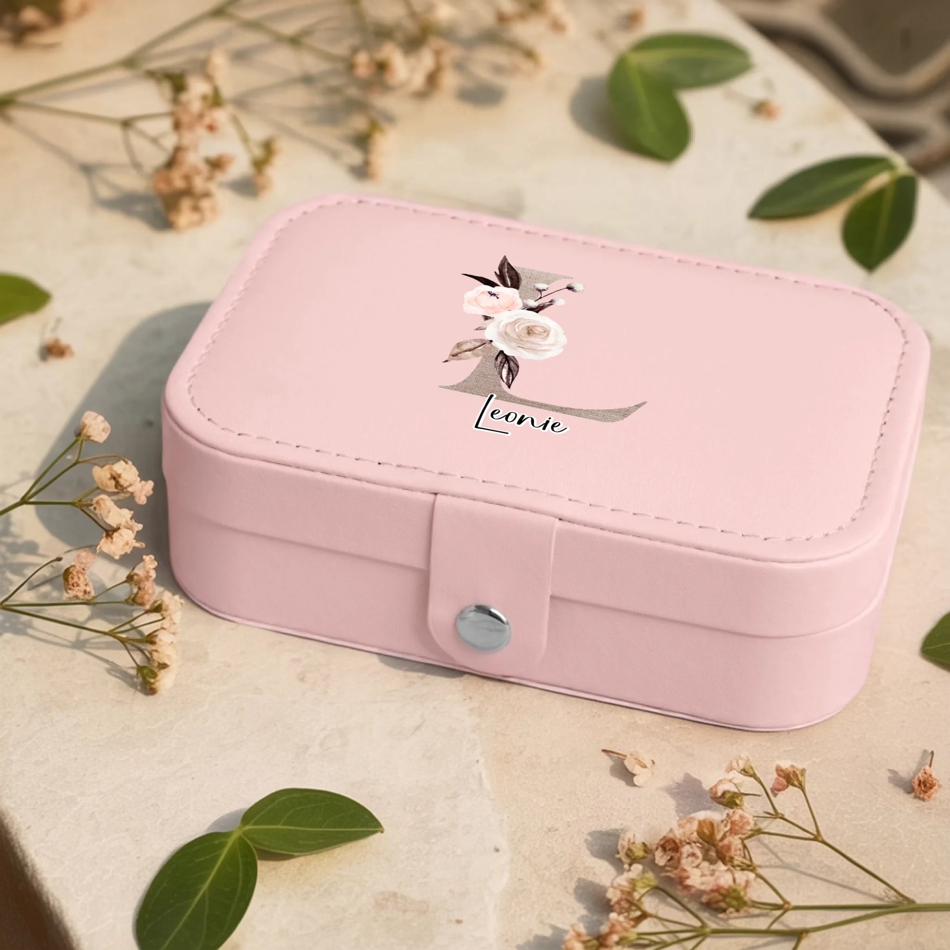 0001_1_a-jewelry-box-rests-on-a-neutral-stone-s_eXdv28EGQ4a4T730_mOXgA_EAF00DjQSb6ezGyMQnx5aA