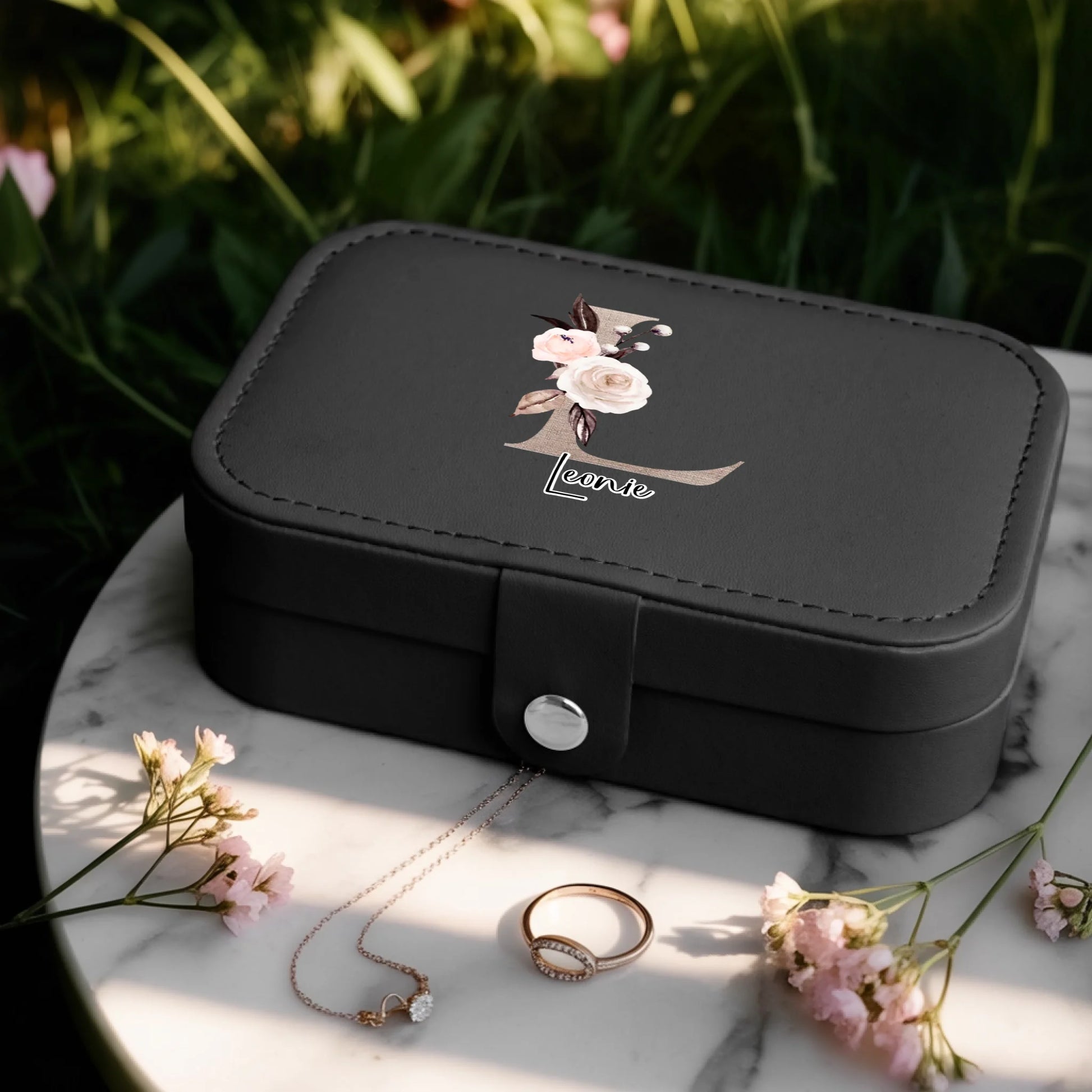 0025_1_a-jewelry-box-is-placed-on-a-white-marbl_BlkoKavvTY24k8sr508dhw_w2bZvE45QxOYx9cZS_CrMQ