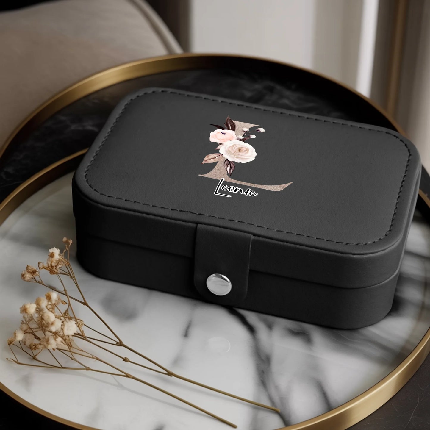 0024_1_a-luxurious-indoor-setup-for-a-jewelry-b_dSXTMwNTTnWI3g3almMLew_ZwZmykbaTKysEmc53pnDgw