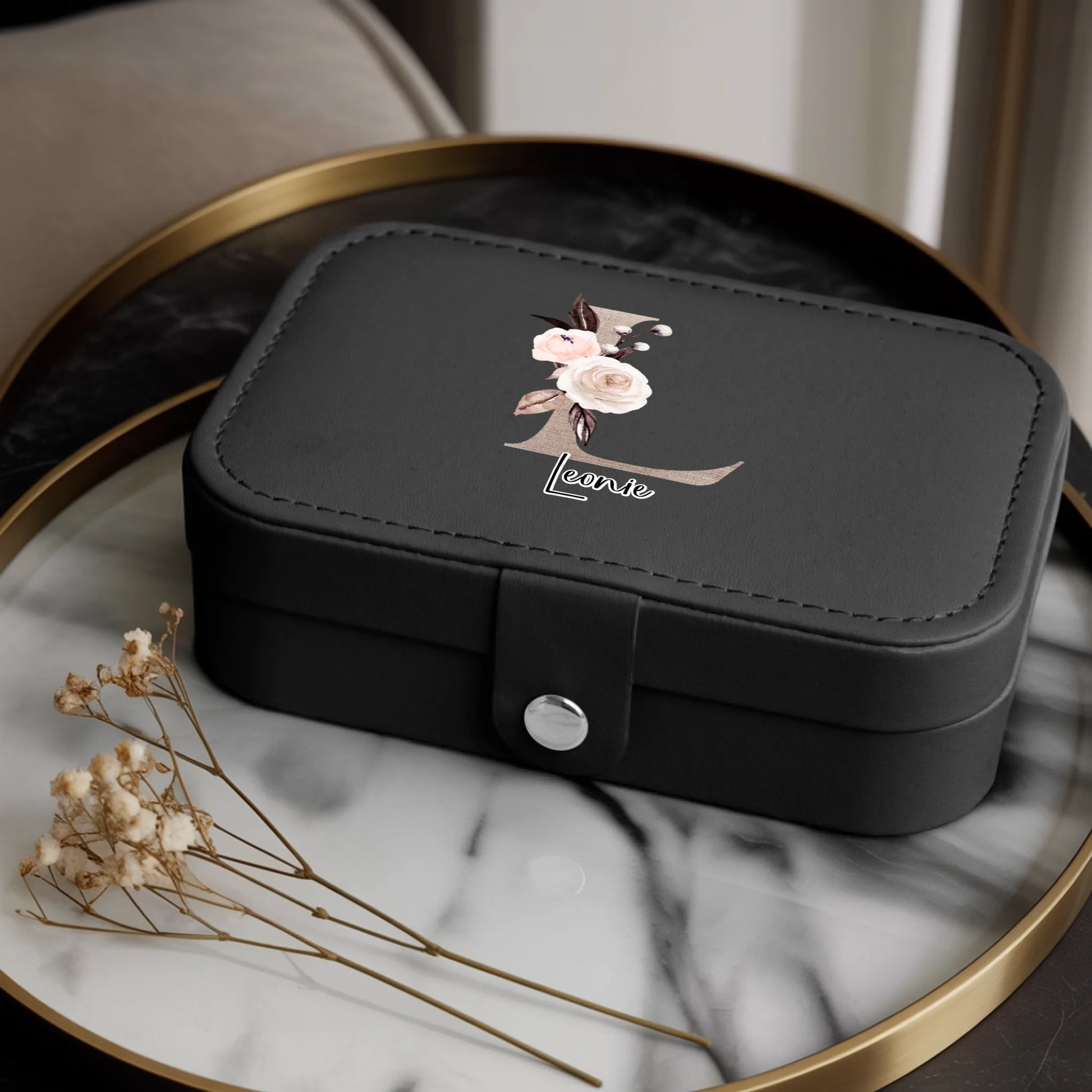 0024_1_a-luxurious-indoor-setup-for-a-jewelry-b_dSXTMwNTTnWI3g3almMLew_ZwZmykbaTKysEmc53pnDgw