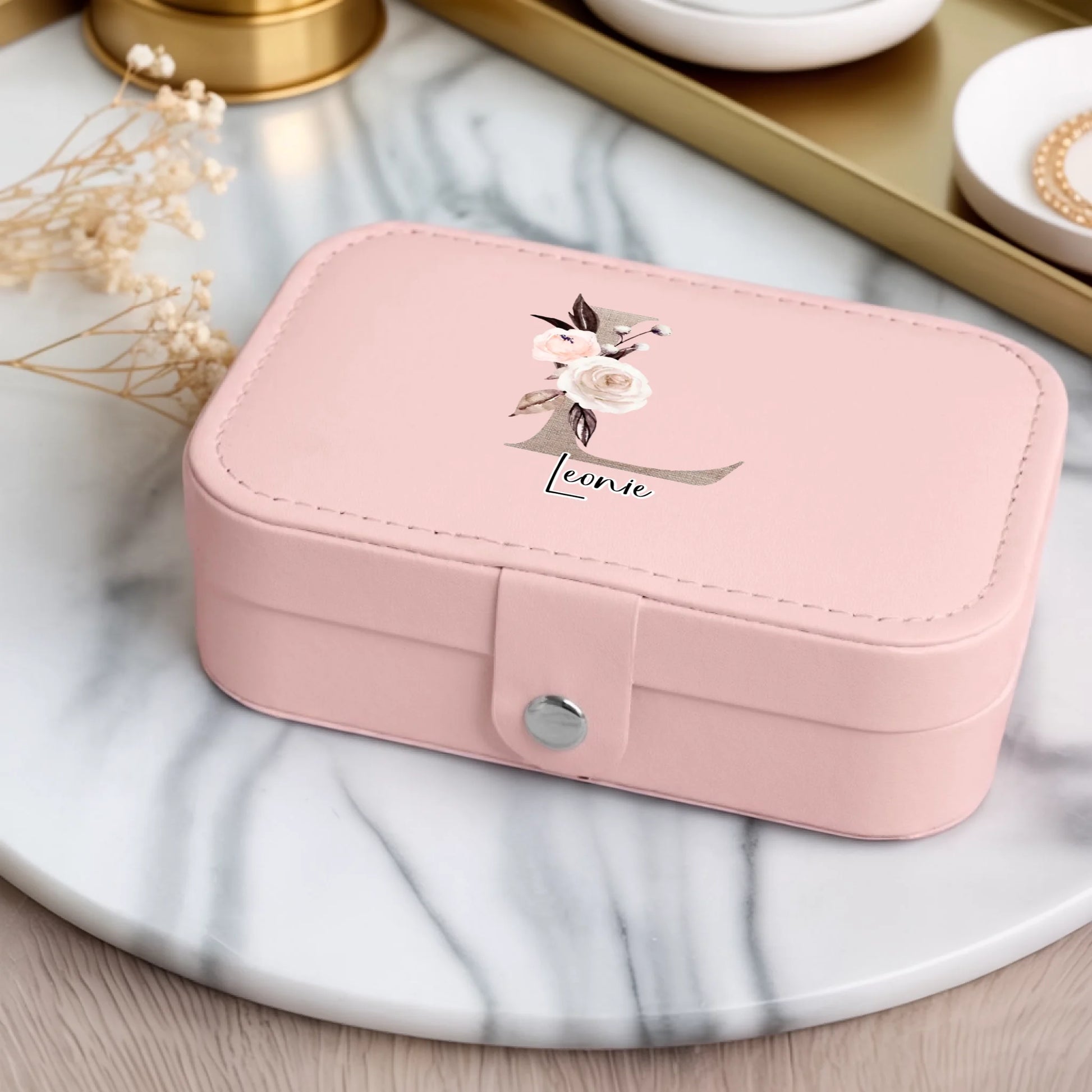 0008_1_a-luxurious-indoor-setup-features-a-jewe_iThSVTpiTNurp3Tg47fYEA_wsLFoR3jTTOdmMnwONJL9Q