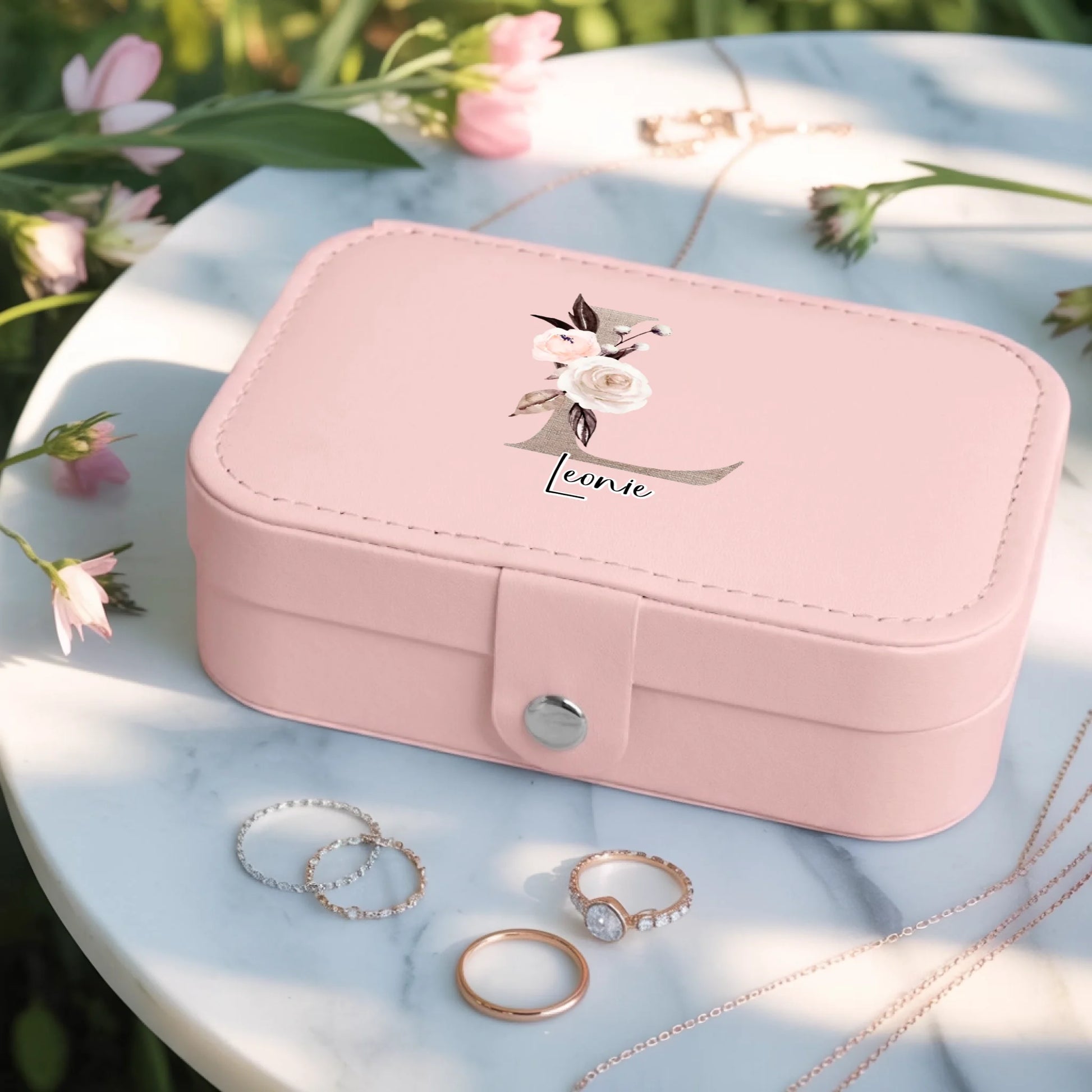 0004_3_a-jewelry-box-placed-on-a-white-marble-t_7BBO_6ExS9yPr9mAKNsUCw_USlxv3QBRxqn6T2yRiv7lQ