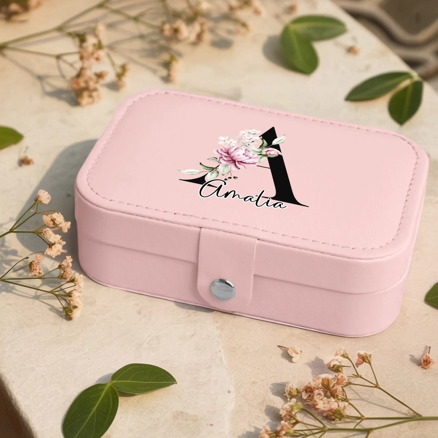 0001_1_a-jewelry-box-rests-on-a-neutral-stone-s_eXdv28EGQ4a4T730_mOXgA_EAF00DjQSb6ezGyMQnx5aA