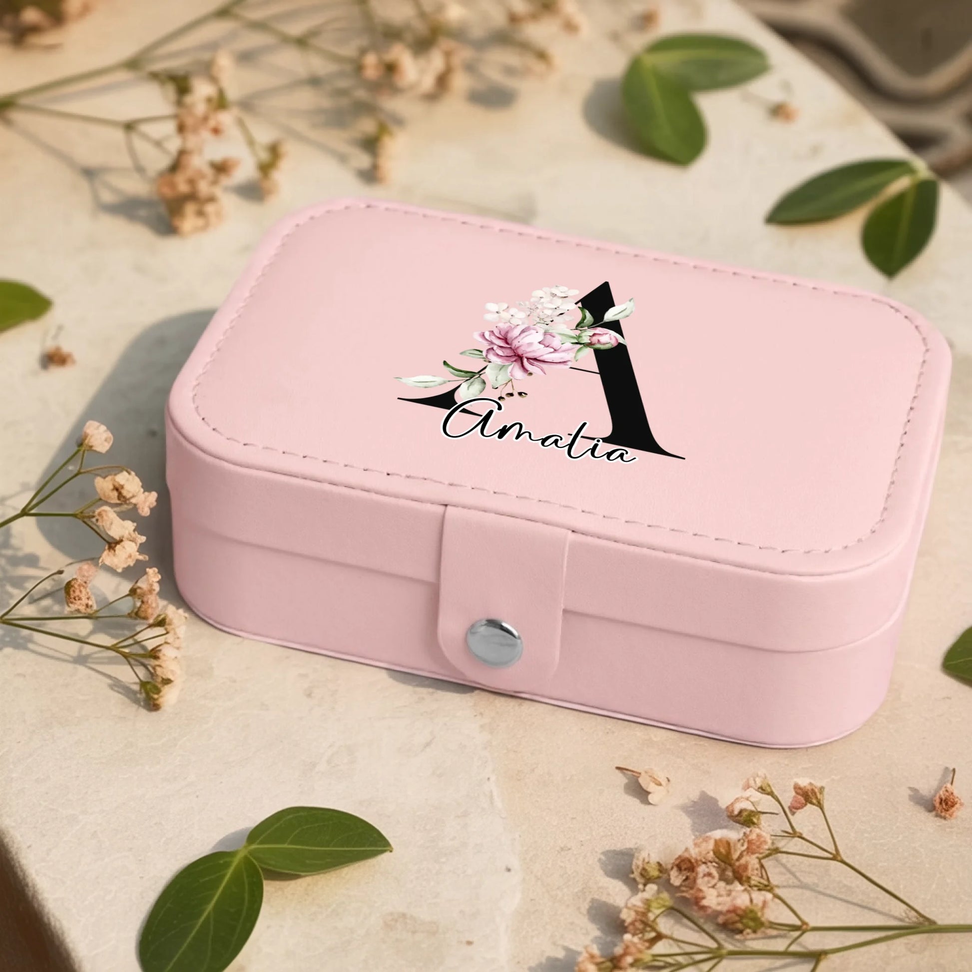 0001_1_a-jewelry-box-rests-on-a-neutral-stone-s_eXdv28EGQ4a4T730_mOXgA_EAF00DjQSb6ezGyMQnx5aA