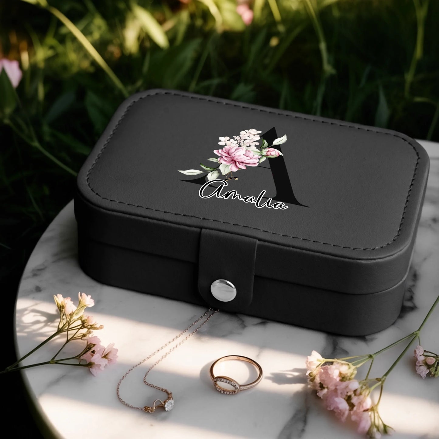 0025_1_a-jewelry-box-is-placed-on-a-white-marbl_BlkoKavvTY24k8sr508dhw_w2bZvE45QxOYx9cZS_CrMQ