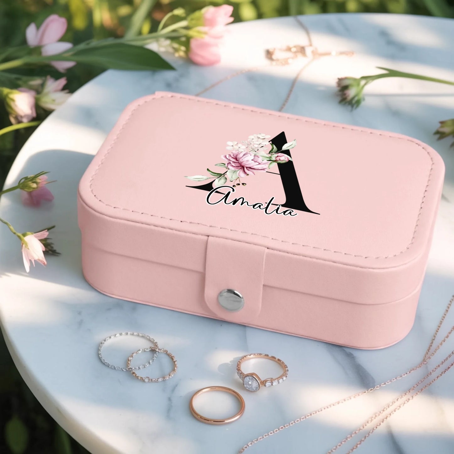 0004_3_a-jewelry-box-placed-on-a-white-marble-t_7BBO_6ExS9yPr9mAKNsUCw_USlxv3QBRxqn6T2yRiv7lQ