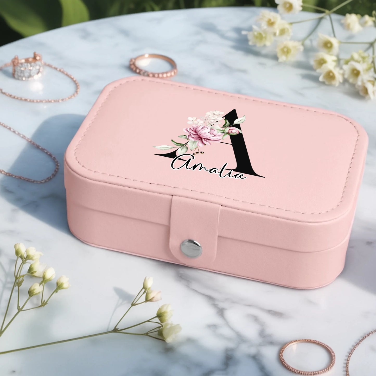 0004_2_a-jewelry-box-placed-on-a-white-marble-t_cfF8IK1ZQCOxoYEypMyOOw_USlxv3QBRxqn6T2yRiv7lQ