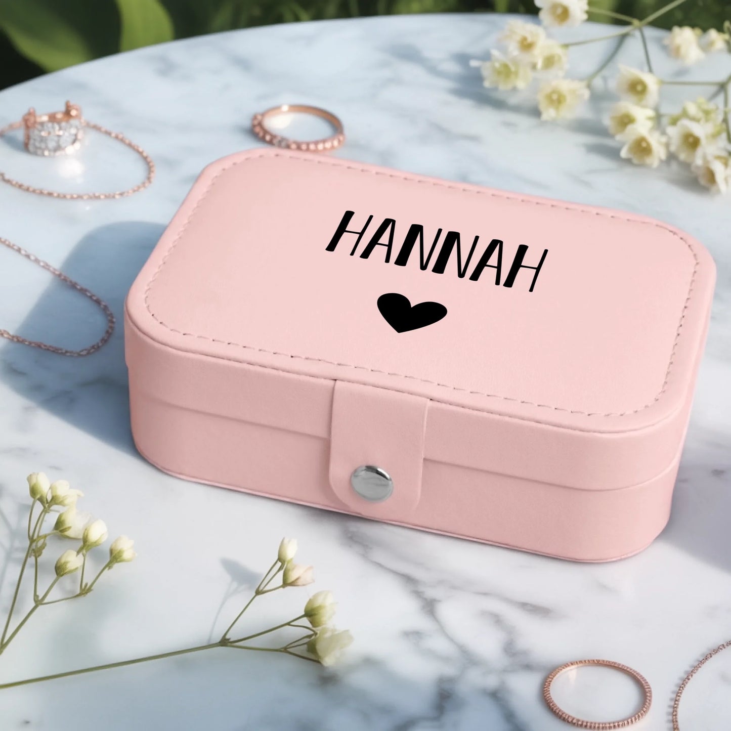 0004_2_a-jewelry-box-placed-on-a-white-marble-t_cfF8IK1ZQCOxoYEypMyOOw_USlxv3QBRxqn6T2yRiv7lQ