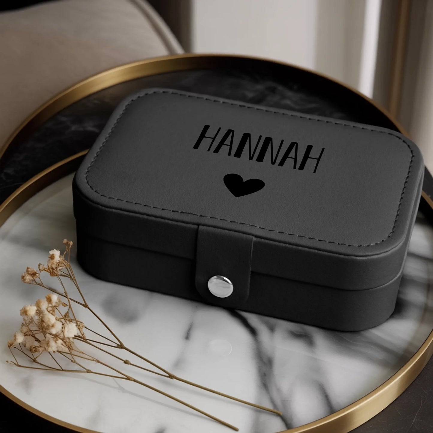 0024_1_a-luxurious-indoor-setup-for-a-jewelry-b_dSXTMwNTTnWI3g3almMLew_ZwZmykbaTKysEmc53pnDgw