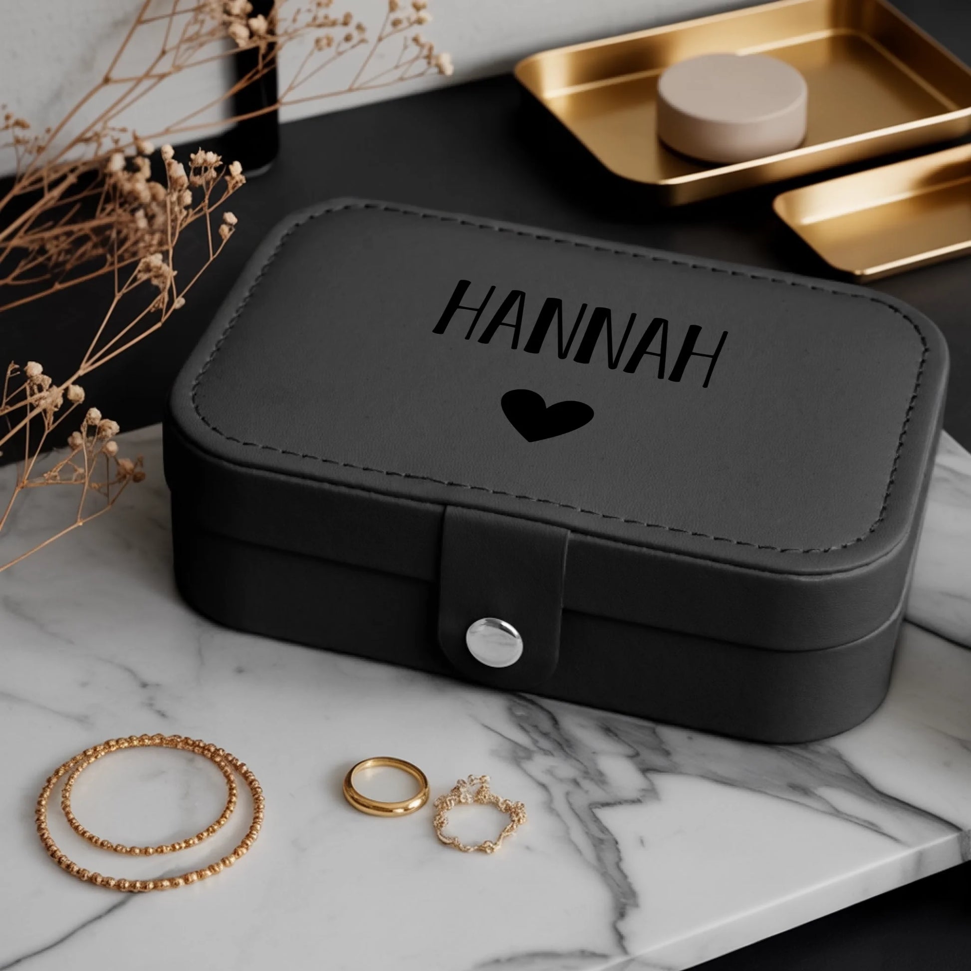 0023_1_a-luxurious-indoor-setup-features-a-jewe_mCg2lO5jQQaoBpsmmmh2-Q_8TMFauQtSa-Y2qQ9xFkseg