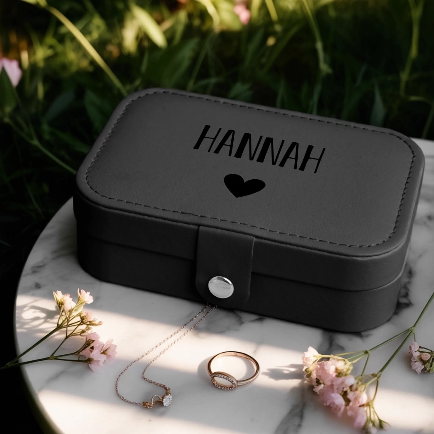 0025_1_a-jewelry-box-is-placed-on-a-white-marbl_BlkoKavvTY24k8sr508dhw_w2bZvE45QxOYx9cZS_CrMQ