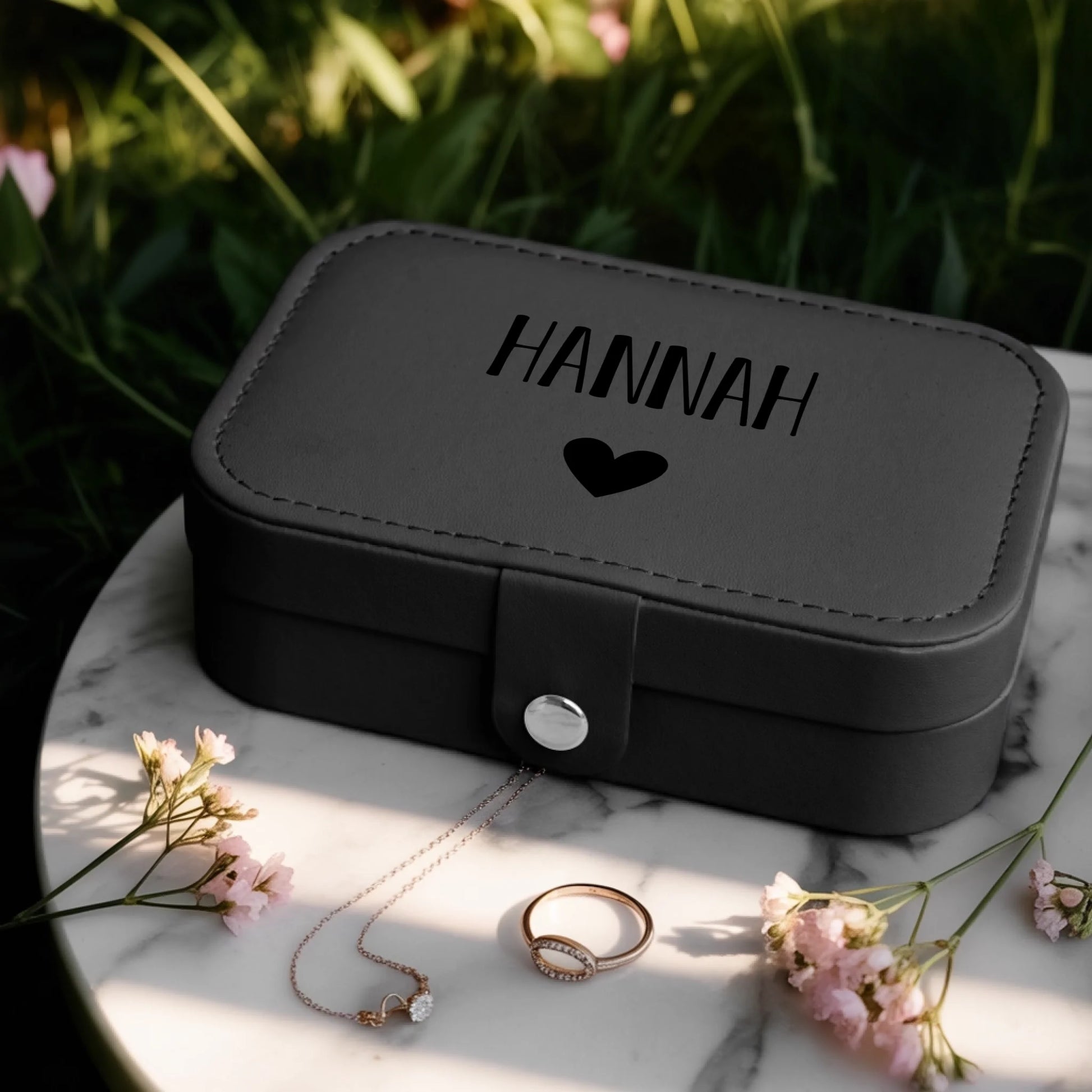 0025_1_a-jewelry-box-is-placed-on-a-white-marbl_BlkoKavvTY24k8sr508dhw_w2bZvE45QxOYx9cZS_CrMQ