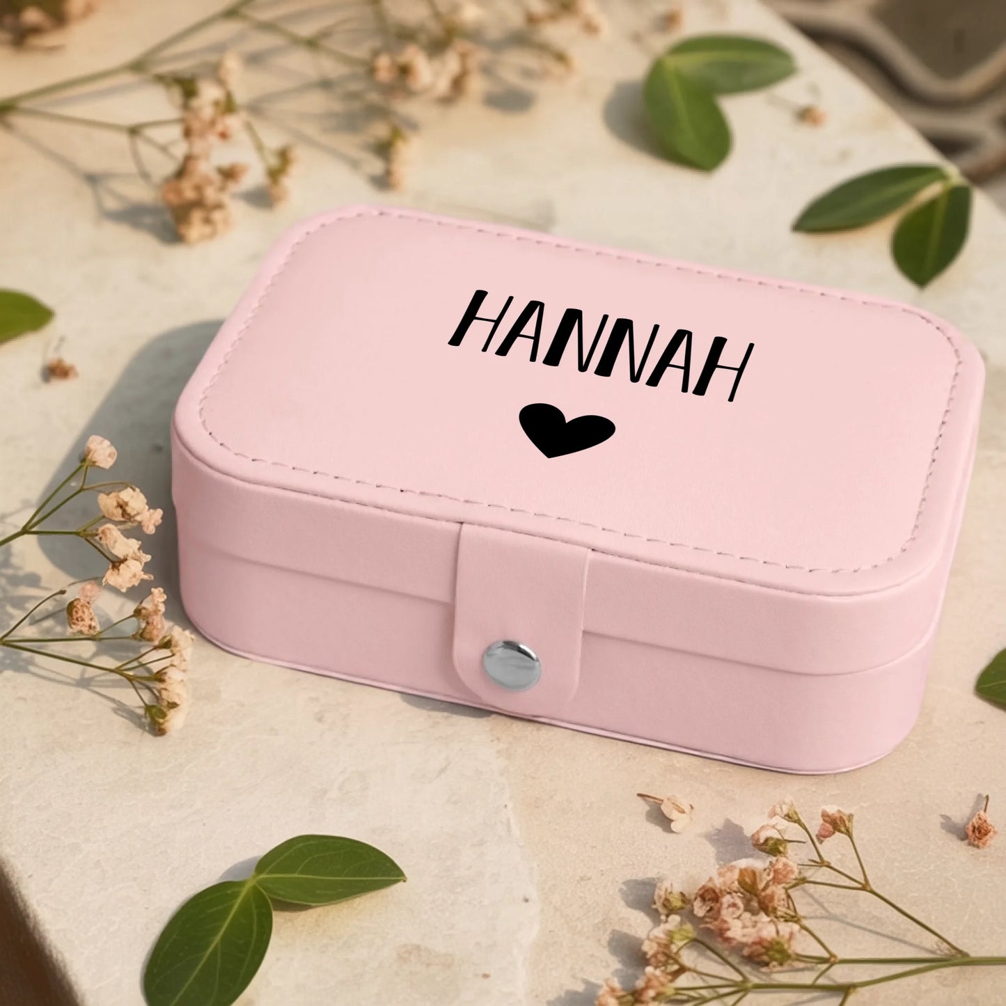 0001_1_a-jewelry-box-rests-on-a-neutral-stone-s_eXdv28EGQ4a4T730_mOXgA_EAF00DjQSb6ezGyMQnx5aA