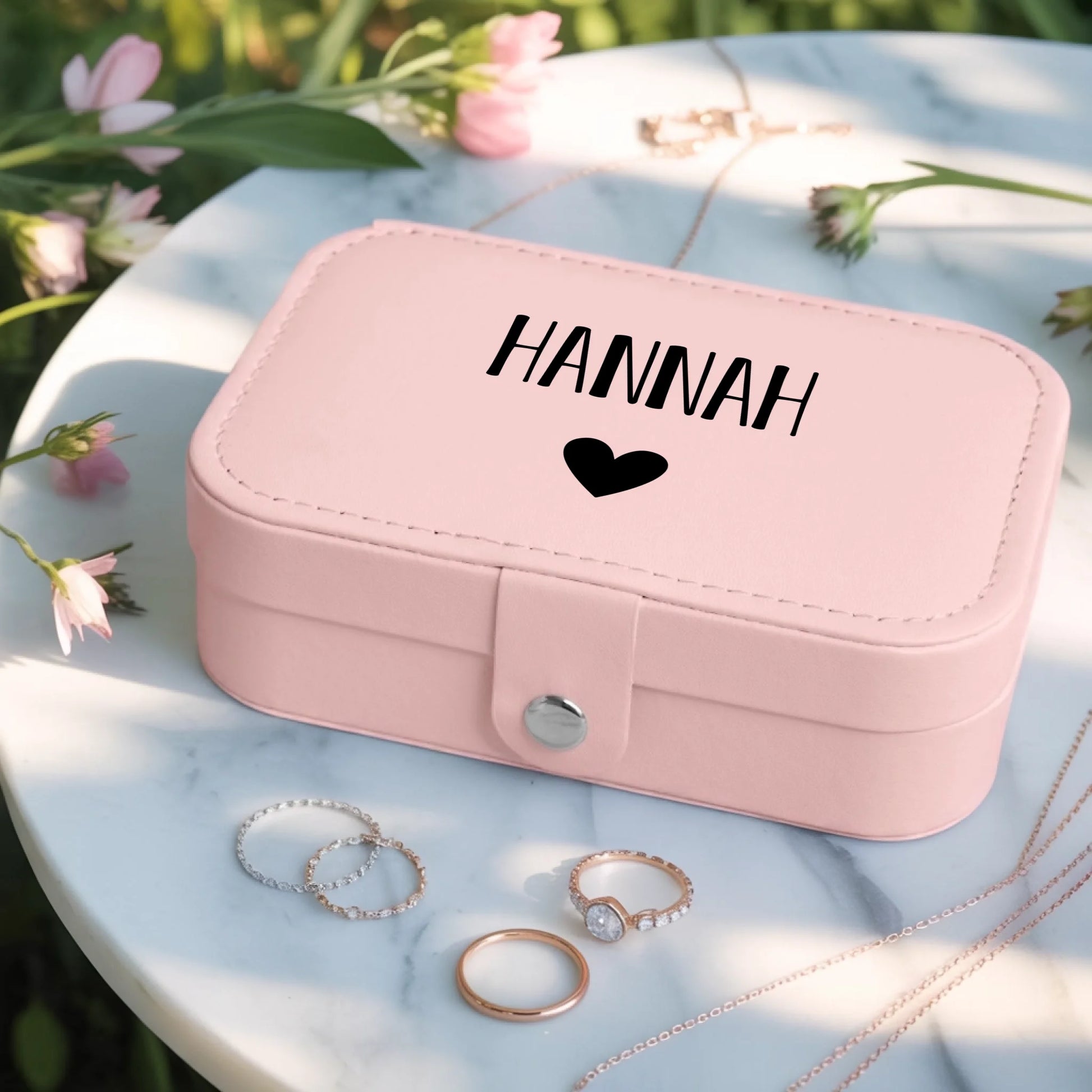 0004_3_a-jewelry-box-placed-on-a-white-marble-t_7BBO_6ExS9yPr9mAKNsUCw_USlxv3QBRxqn6T2yRiv7lQ