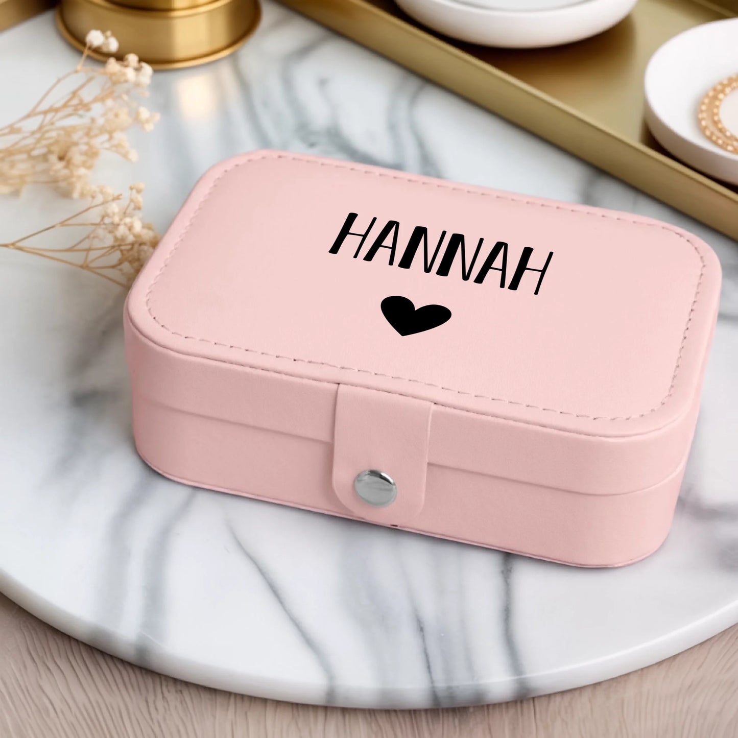 0008_1_a-luxurious-indoor-setup-features-a-jewe_iThSVTpiTNurp3Tg47fYEA_wsLFoR3jTTOdmMnwONJL9Q