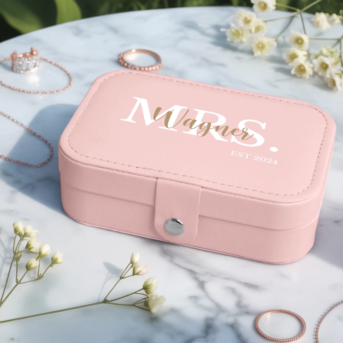 0004_2_a-jewelry-box-placed-on-a-white-marble-t_cfF8IK1ZQCOxoYEypMyOOw_USlxv3QBRxqn6T2yRiv7lQ