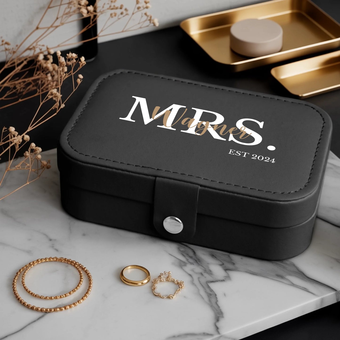 0023_1_a-luxurious-indoor-setup-features-a-jewe_mCg2lO5jQQaoBpsmmmh2-Q_8TMFauQtSa-Y2qQ9xFkseg