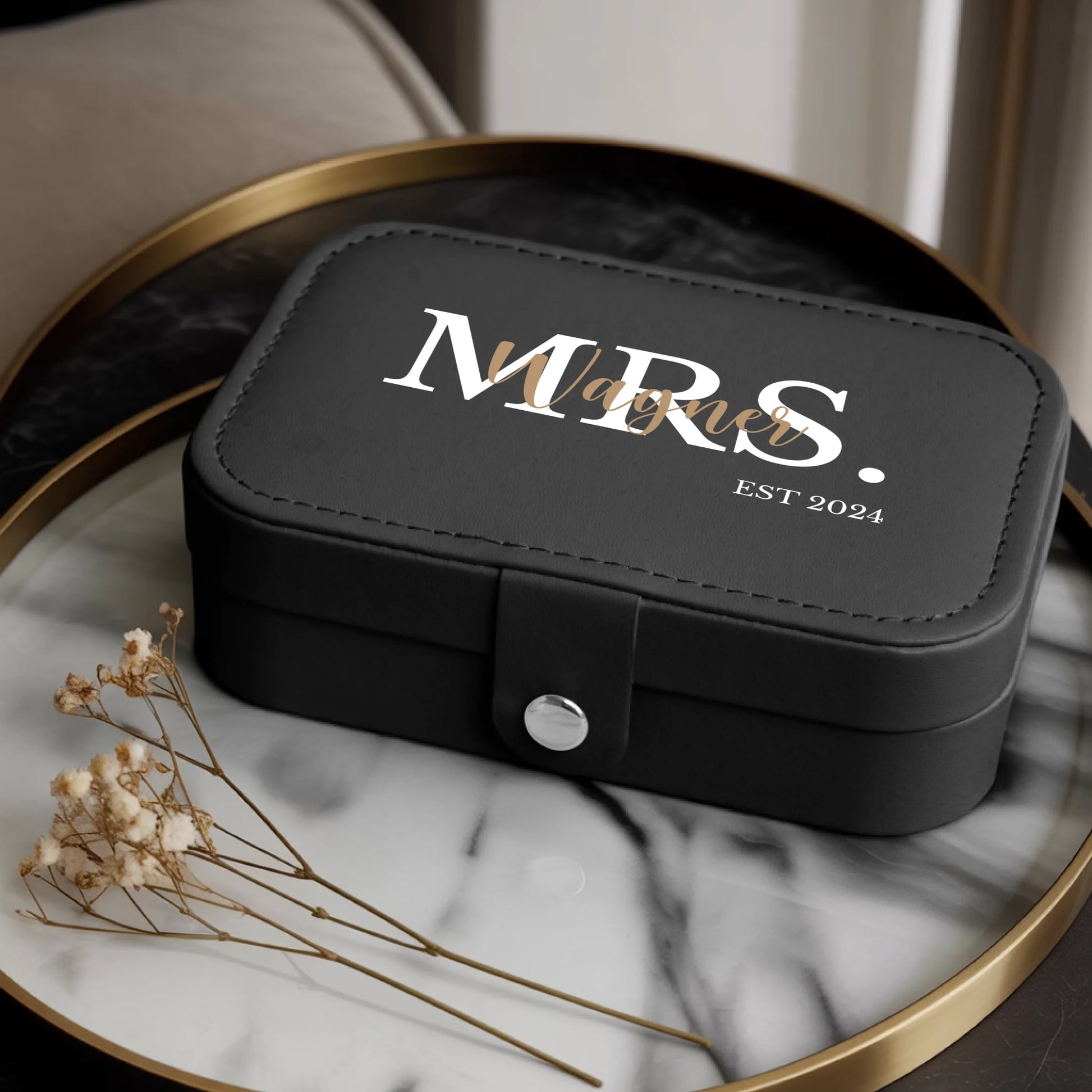 0024_1_a-luxurious-indoor-setup-for-a-jewelry-b_dSXTMwNTTnWI3g3almMLew_ZwZmykbaTKysEmc53pnDgw