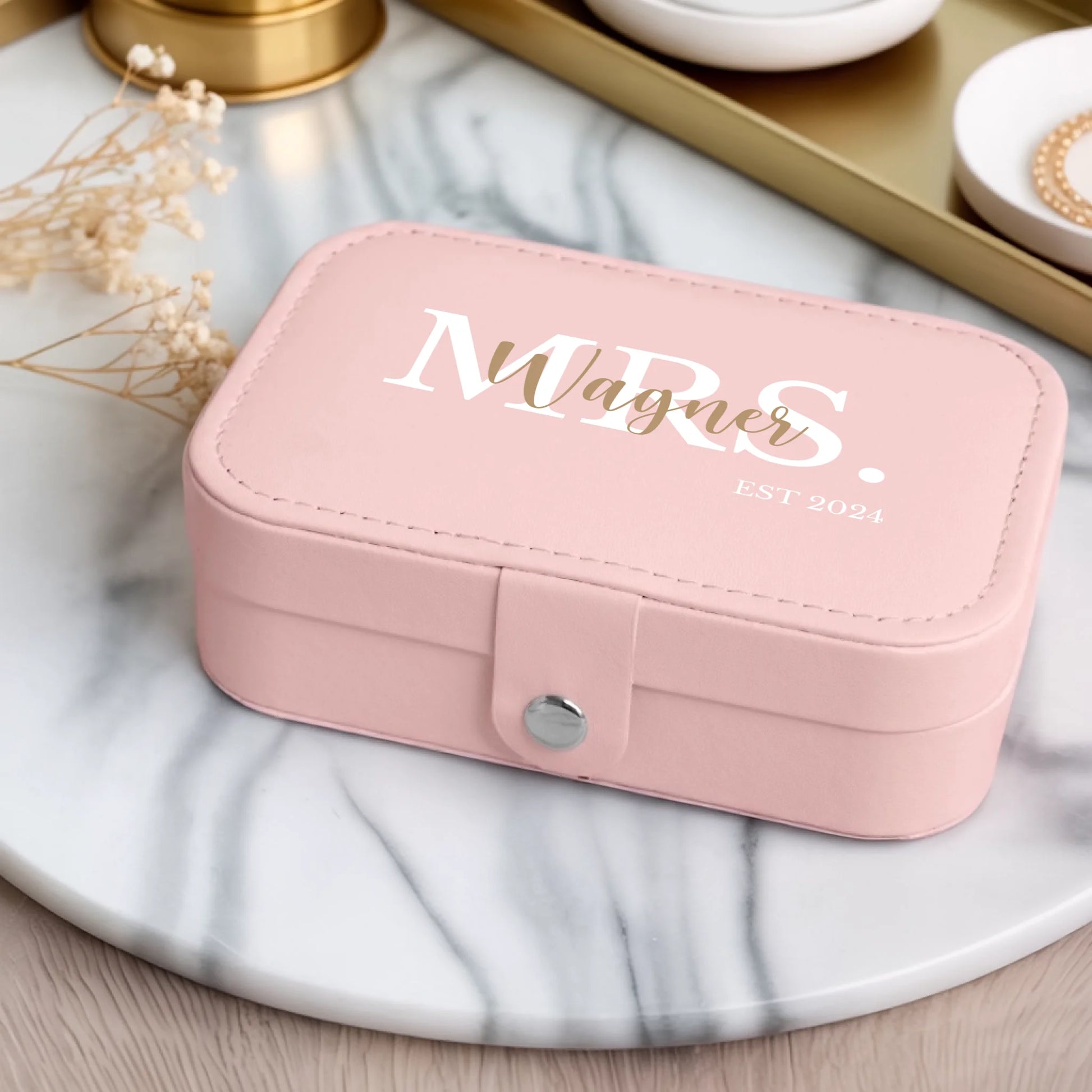 0008_1_a-luxurious-indoor-setup-features-a-jewe_iThSVTpiTNurp3Tg47fYEA_wsLFoR3jTTOdmMnwONJL9Q