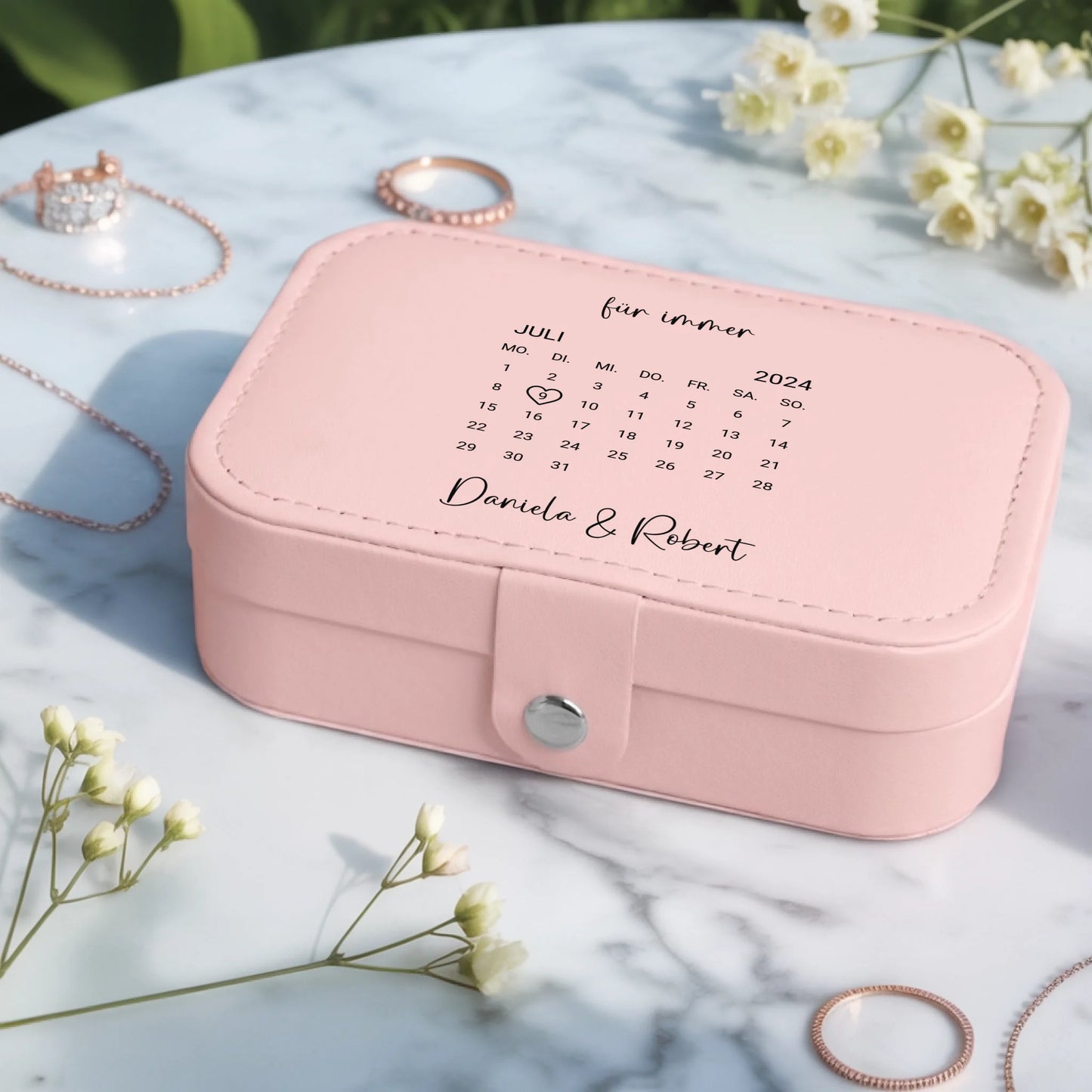 0004_2_a-jewelry-box-placed-on-a-white-marble-t_cfF8IK1ZQCOxoYEypMyOOw_USlxv3QBRxqn6T2yRiv7lQ