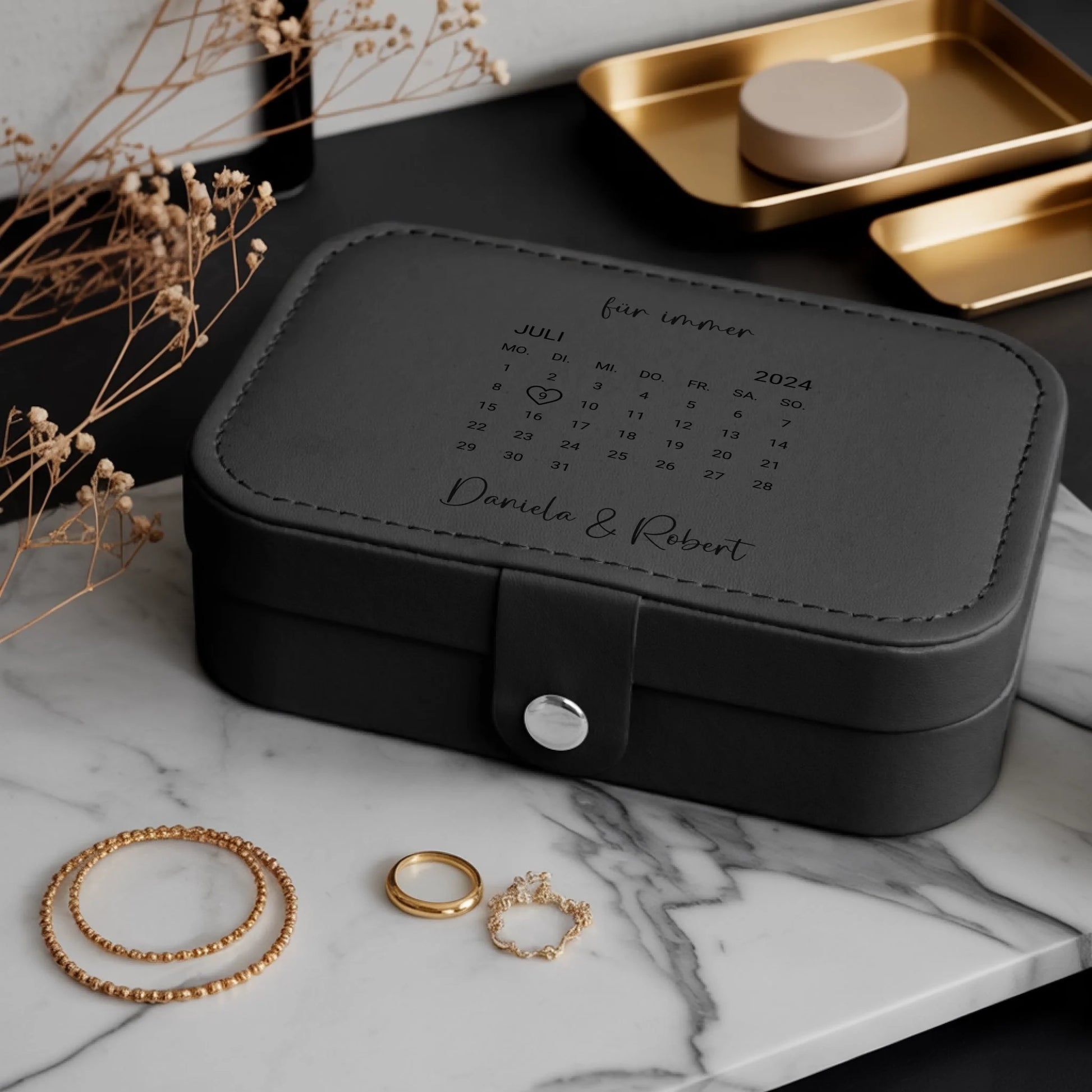 0023_1_a-luxurious-indoor-setup-features-a-jewe_mCg2lO5jQQaoBpsmmmh2-Q_8TMFauQtSa-Y2qQ9xFkseg