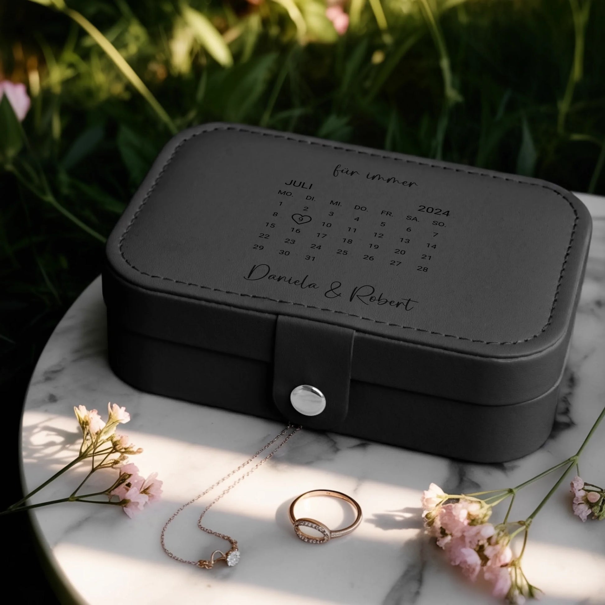 0025_1_a-jewelry-box-is-placed-on-a-white-marbl_BlkoKavvTY24k8sr508dhw_w2bZvE45QxOYx9cZS_CrMQ